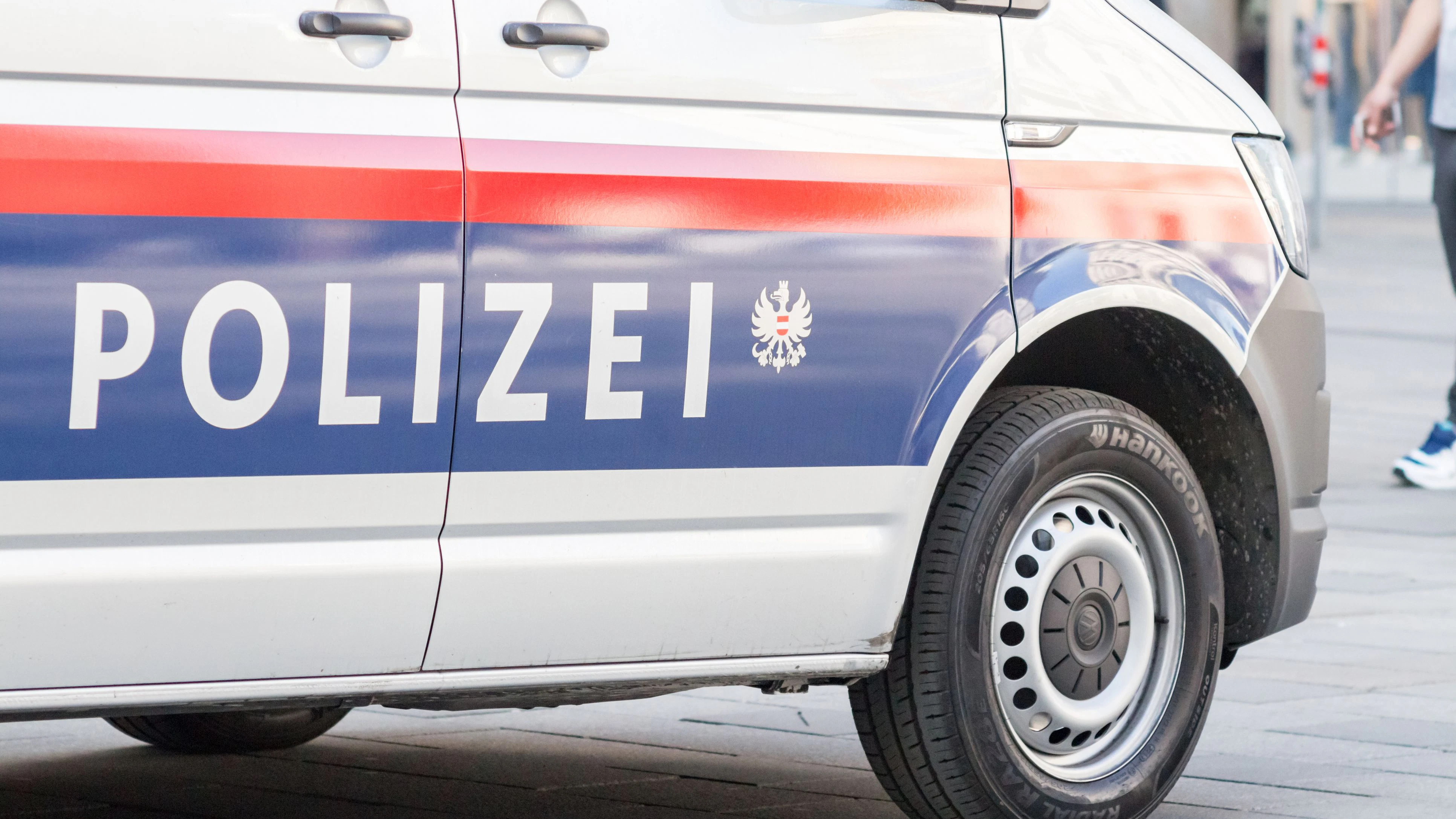 Die Polizei fahndet nach dem flüchtigen Mann. (Symbolbild)