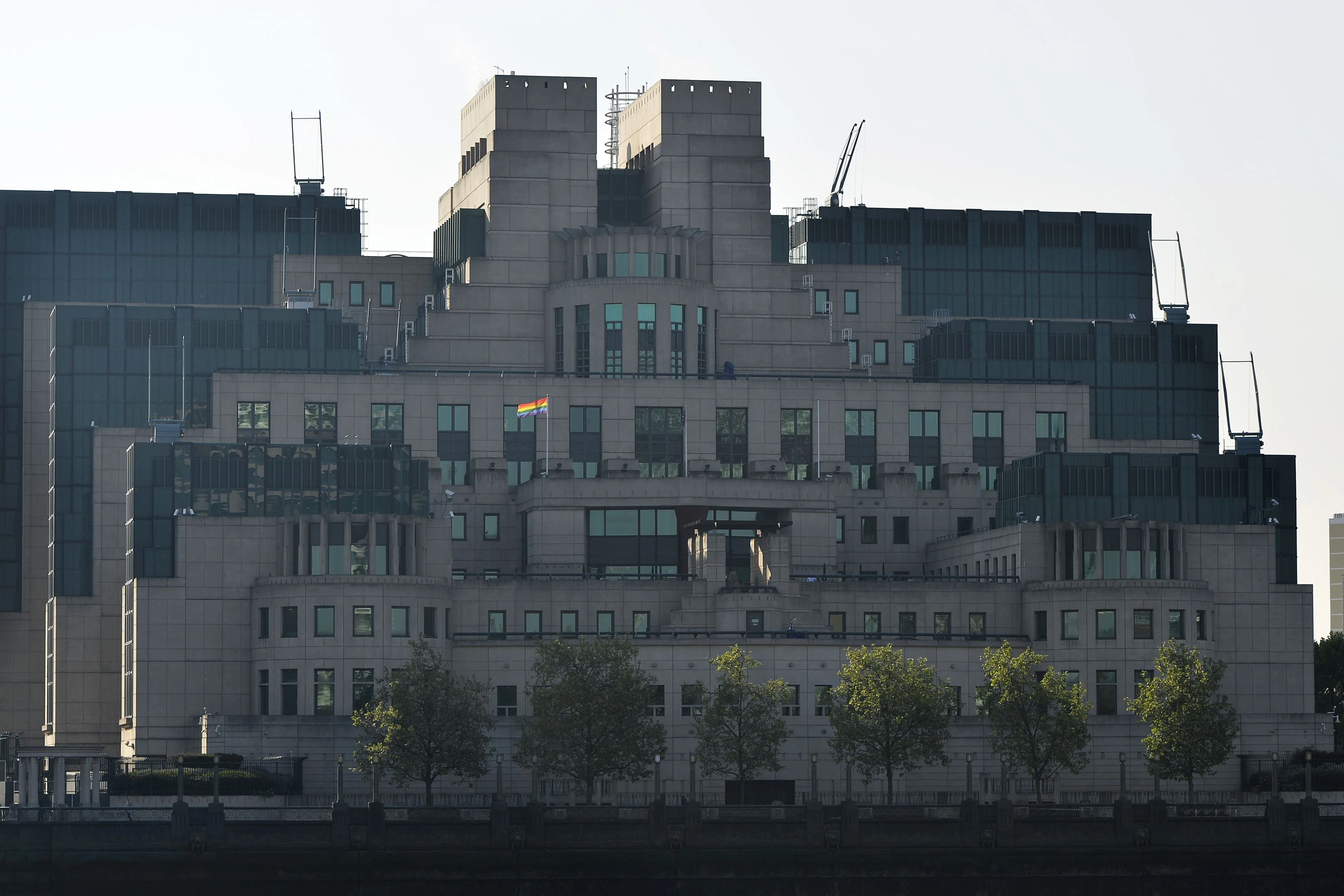 Weithin sichtbar: Das Hauptquartier des MI6 in Vauxhall Cross in London steht für Präsenz – und auch für den Kampf gegen Homophobie, wie die Regenbogenflagge verkündet