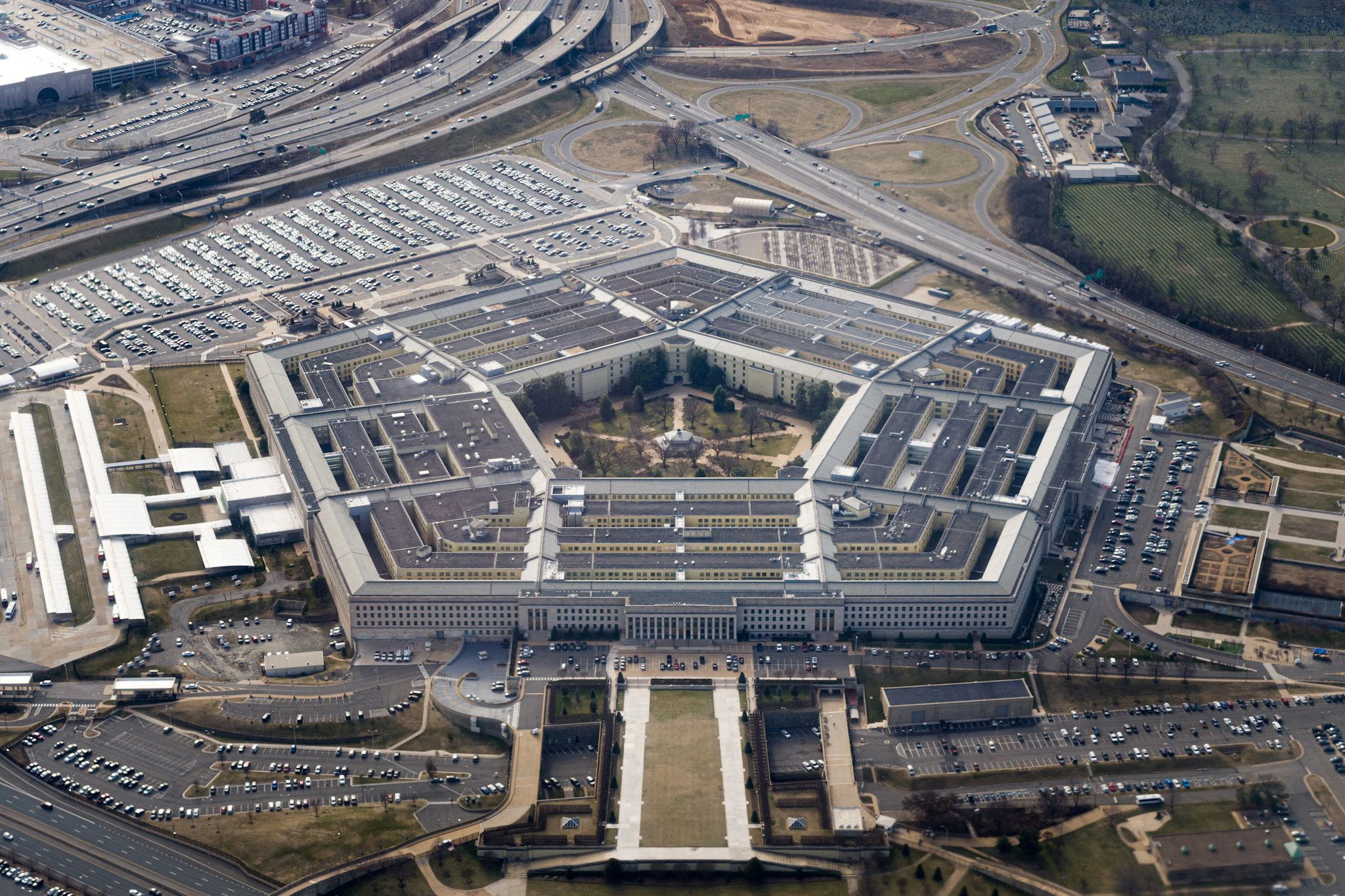Im Pentagon, dem Sitz des US-Verteidigungsministeriums, kam es wegen des Beschaffungsengpasses zu einer nächtlichen Krisensitzung, melden amerikanische Medien