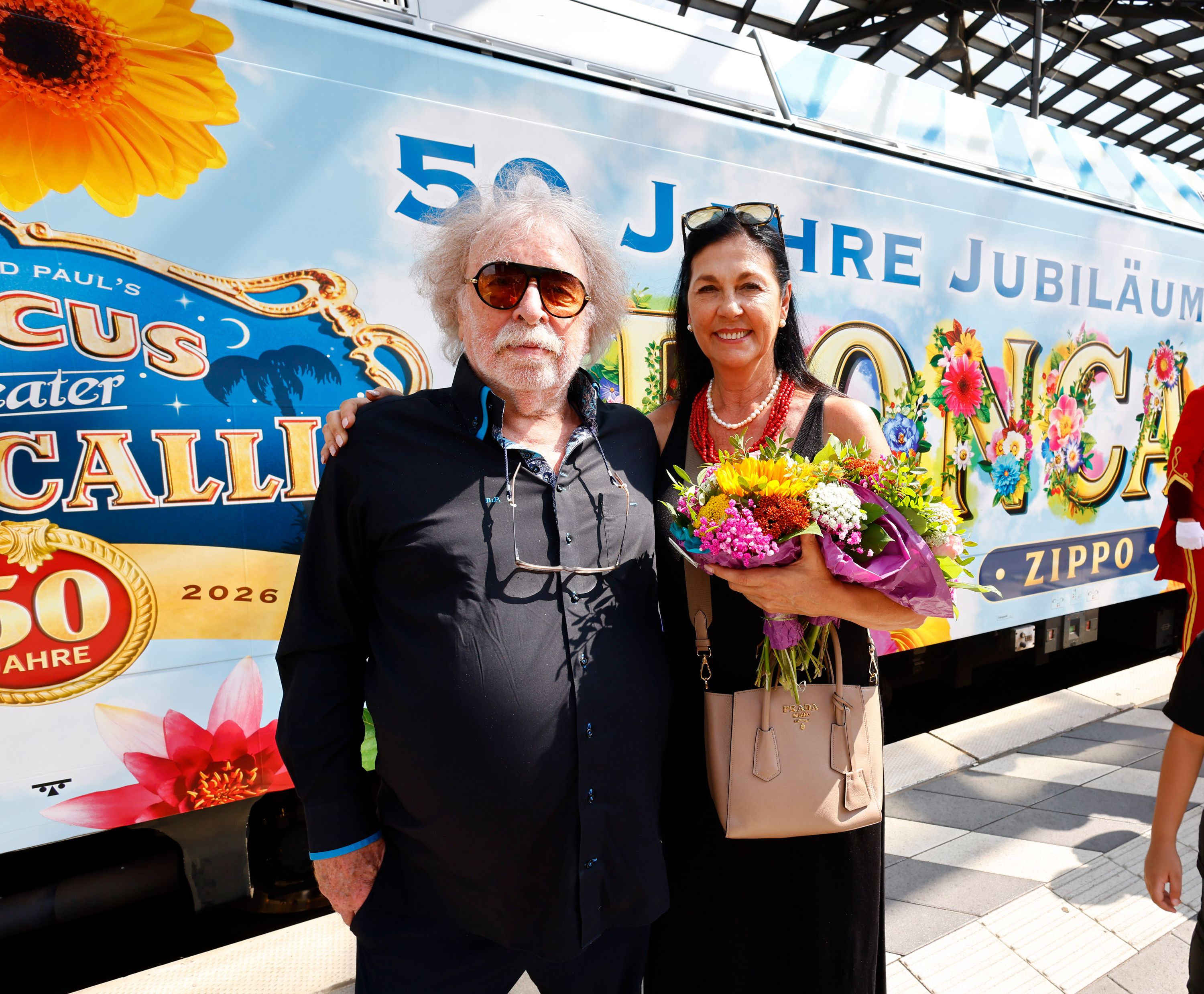 Roncalli-Gründer und Direktor Bernhard Paul mit Frau Eliana Paul vor der Zippo-Lok
