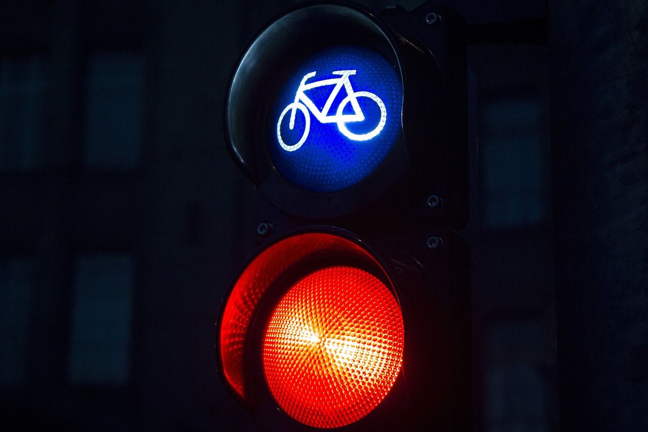 Das Problem: Oft schaltet die Fußgängerampel früher auf Grün als die Fahrzeugampel.