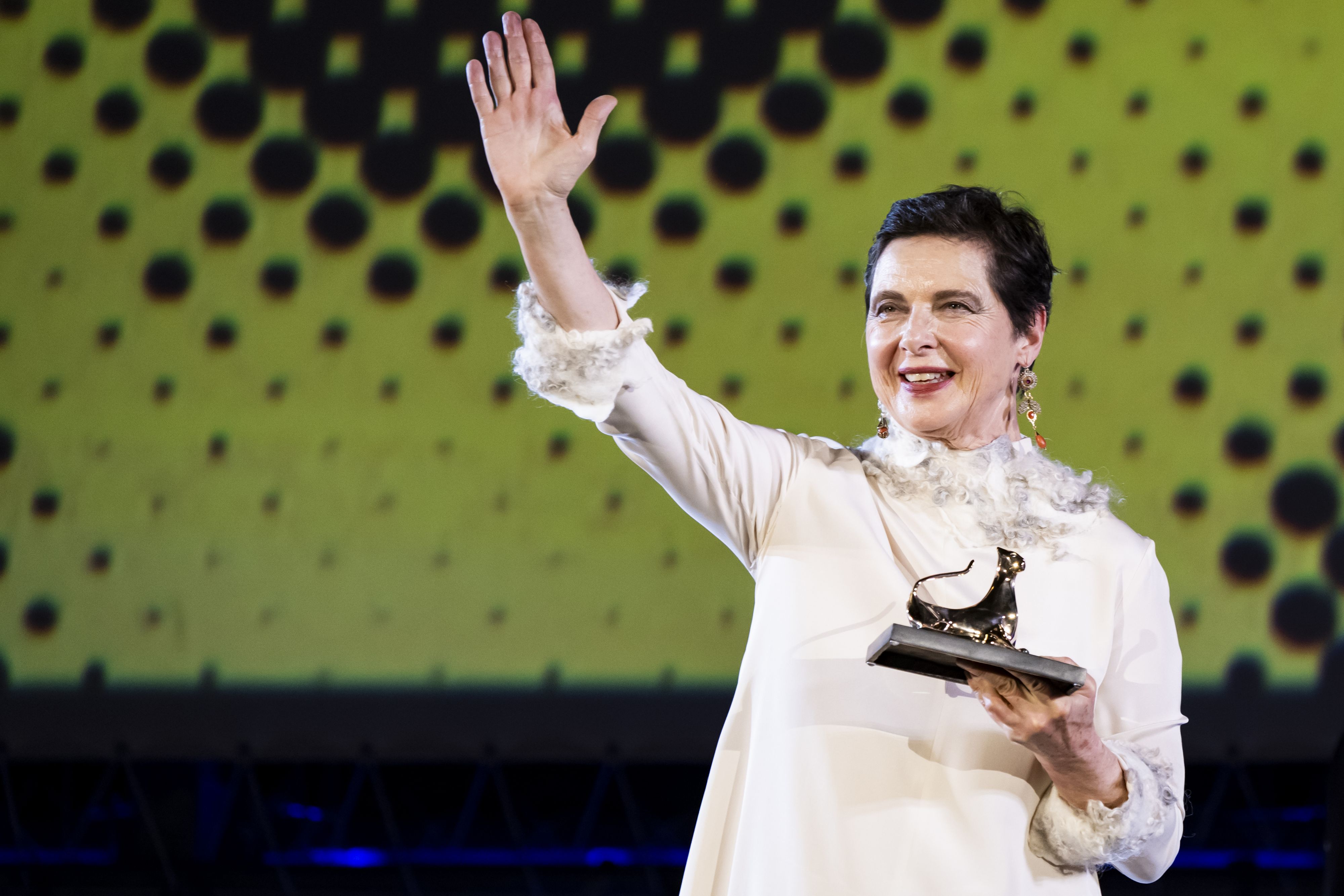Die italienische Schauspielerin Isabella Rossellini, Trägerin des „Excellence Award 2026“, feiert auf der Bühne der Piazza Grande beim 79. Filmfestival von Locarno in Locarno (Schweiz) am Mittwoch, dem 5. August 2026.