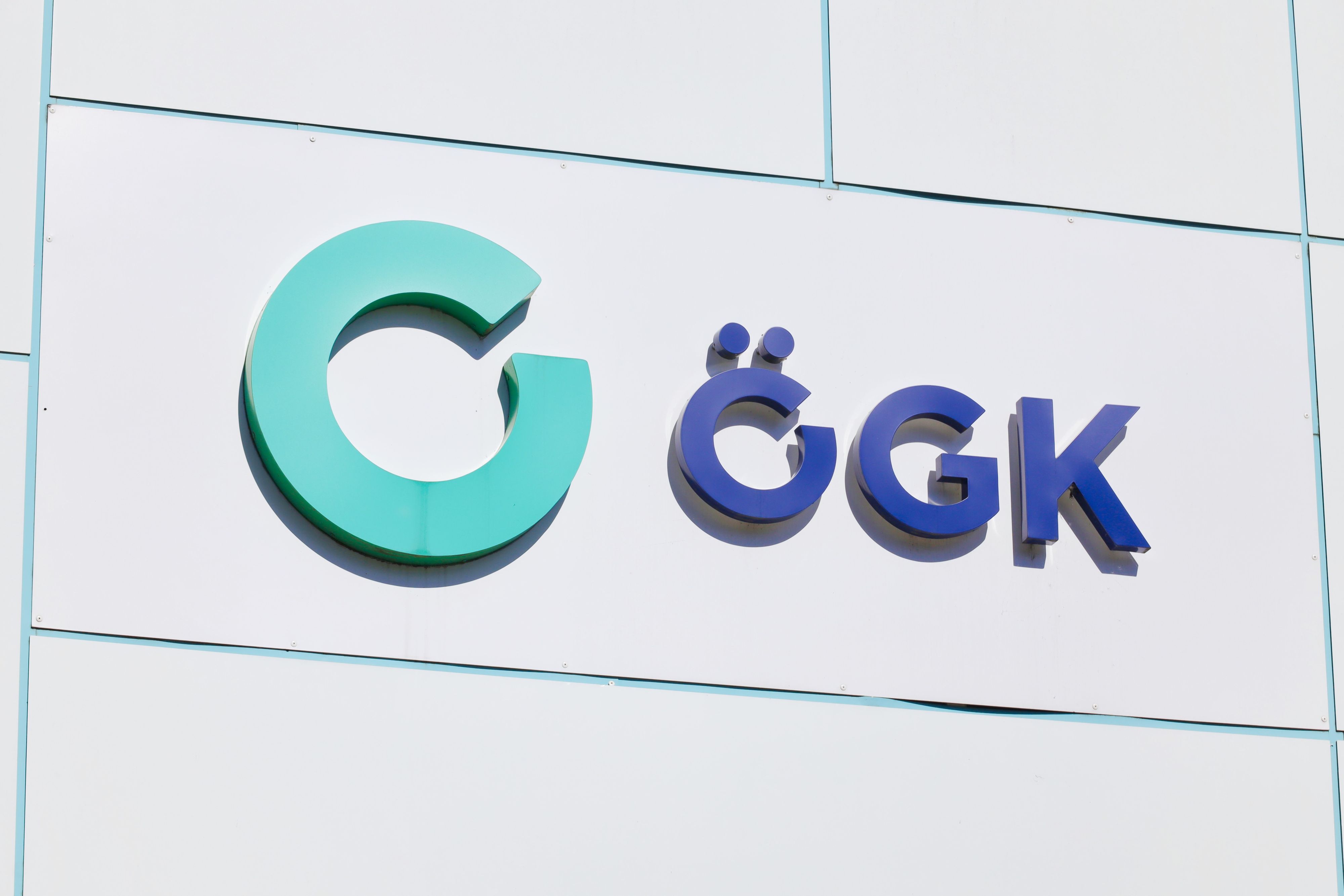 Das Logo der Österreichischen Gesundheitskasse ÖGK. Betrüger kontaktieren in ihrem Namen immer wieder Bürger, um sie abzuzocken. Die Polizei ermittelt und warnt.