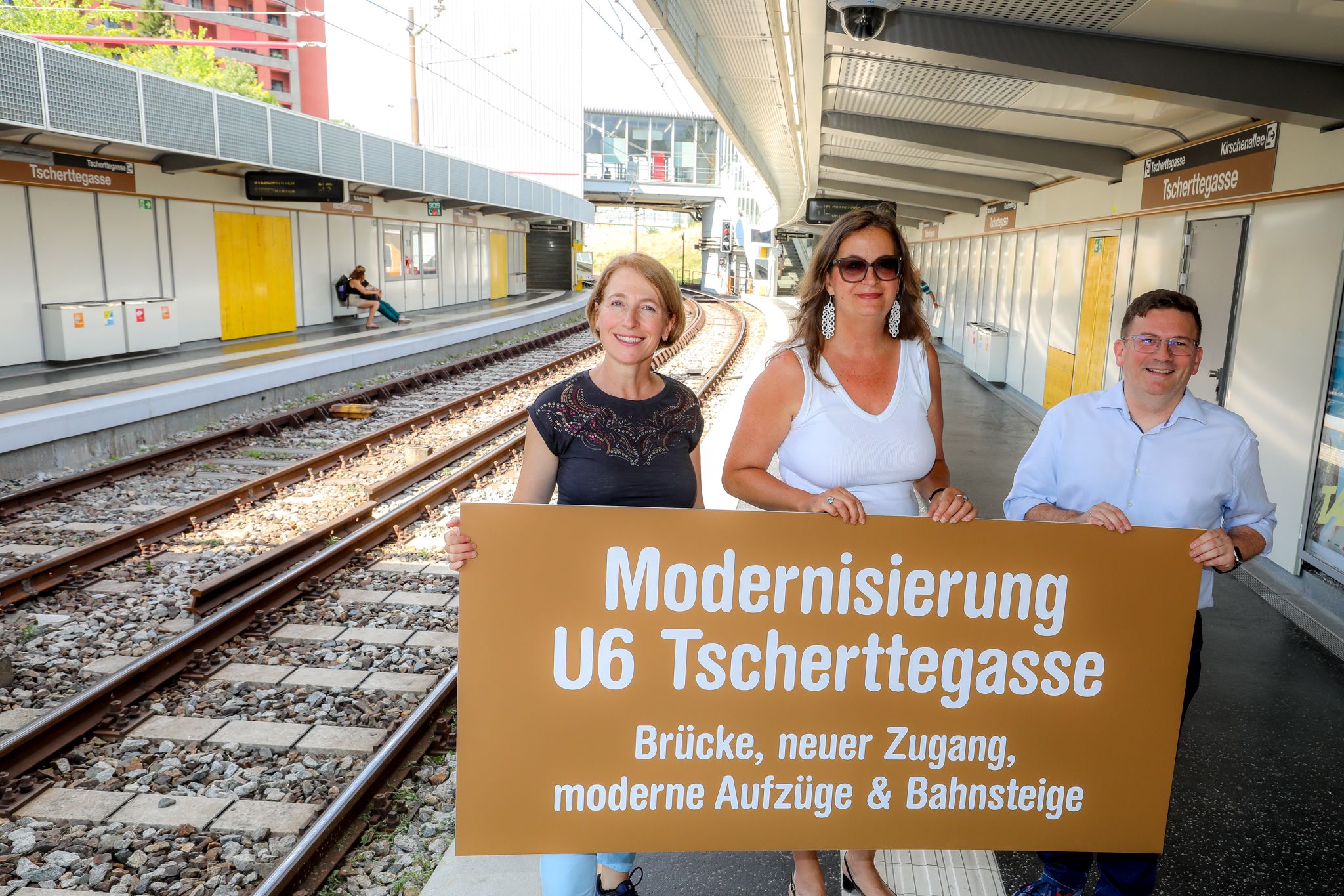 Gudrun Senk (Wiener Linien), Verkehrsstadträtin Ulli Sima, Bezirkschef Wilfried Zankl (SP).