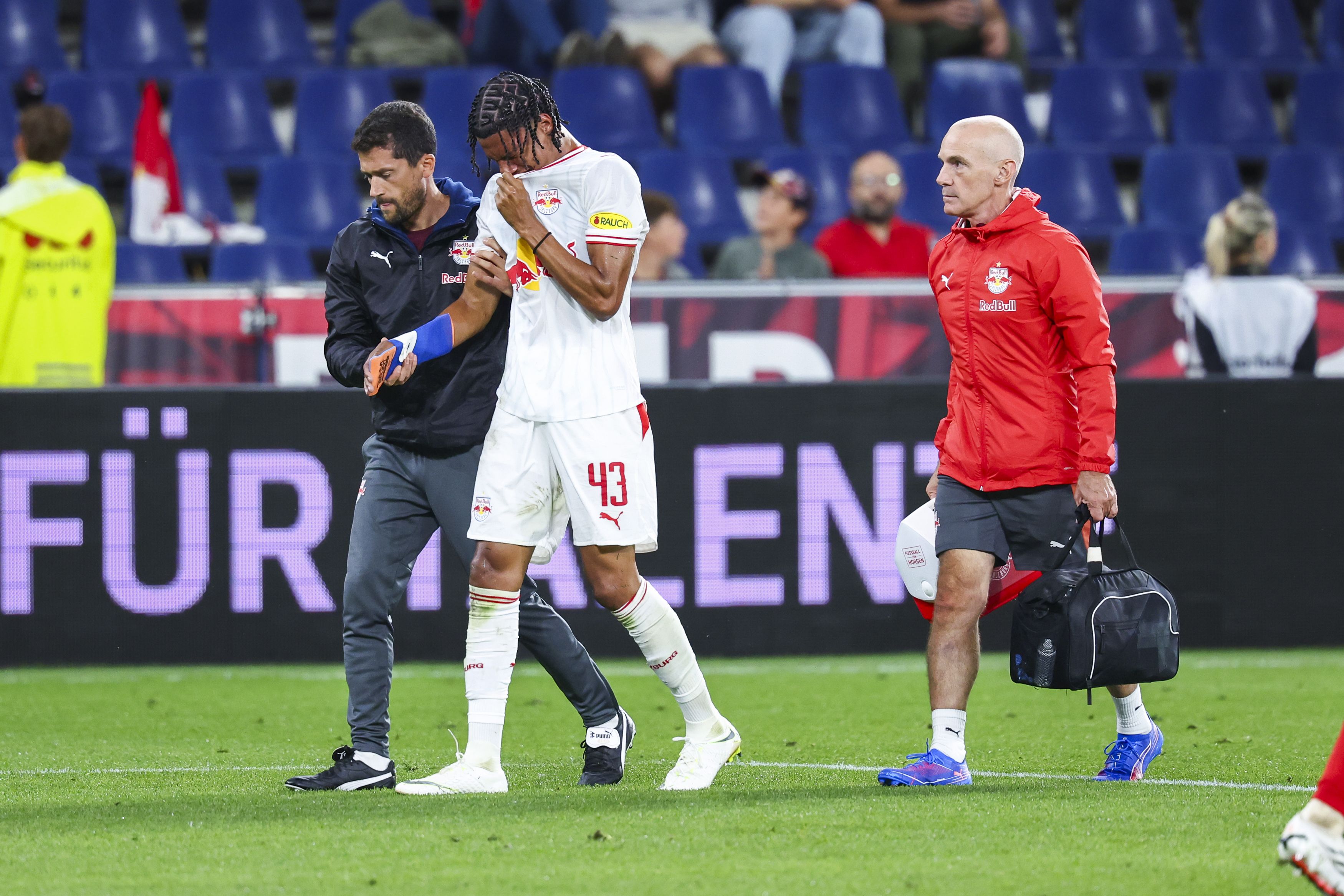 Enrique Aguilar nachdem er sich schwer an der Hand verletzte. 