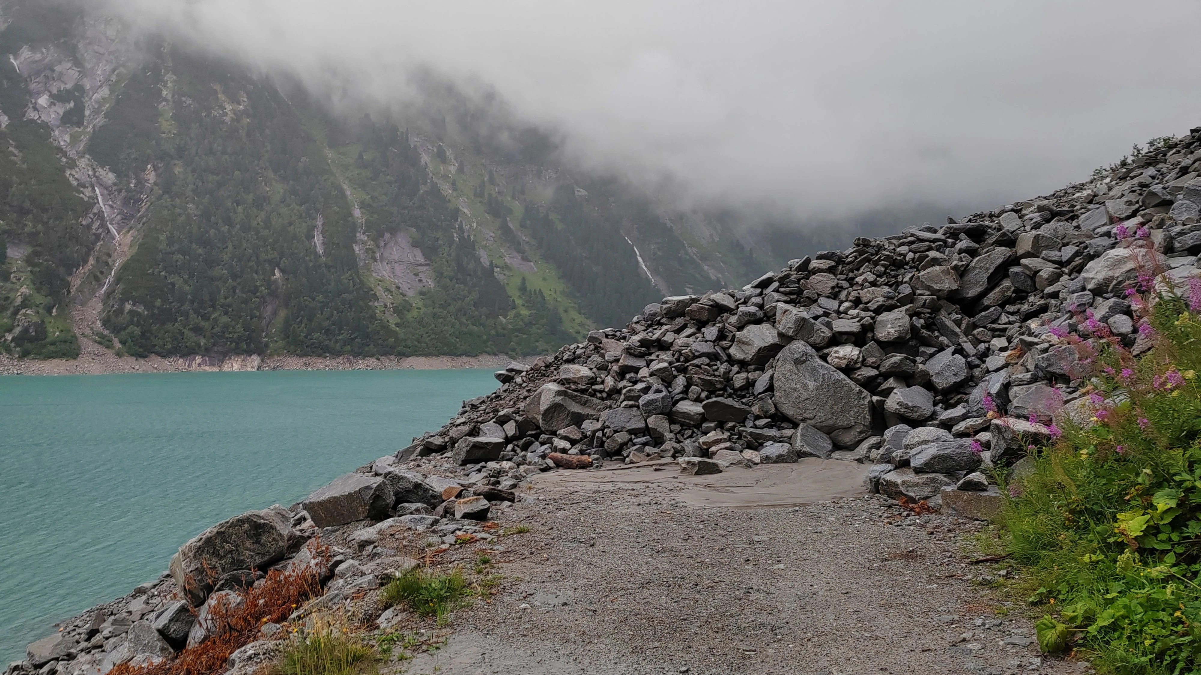 Heute.at - Heftige Unwetter! Muren verlegen Straßen im Zillertal