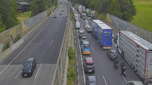Heute.at - Lkw durchbricht Leitschiene, riesiger Stau auf der A2