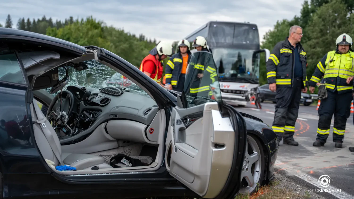 Der Pkw wurde bei dem Unfall völlig zerstört. Am Linienbus entstand erheblicher Sachschaden.