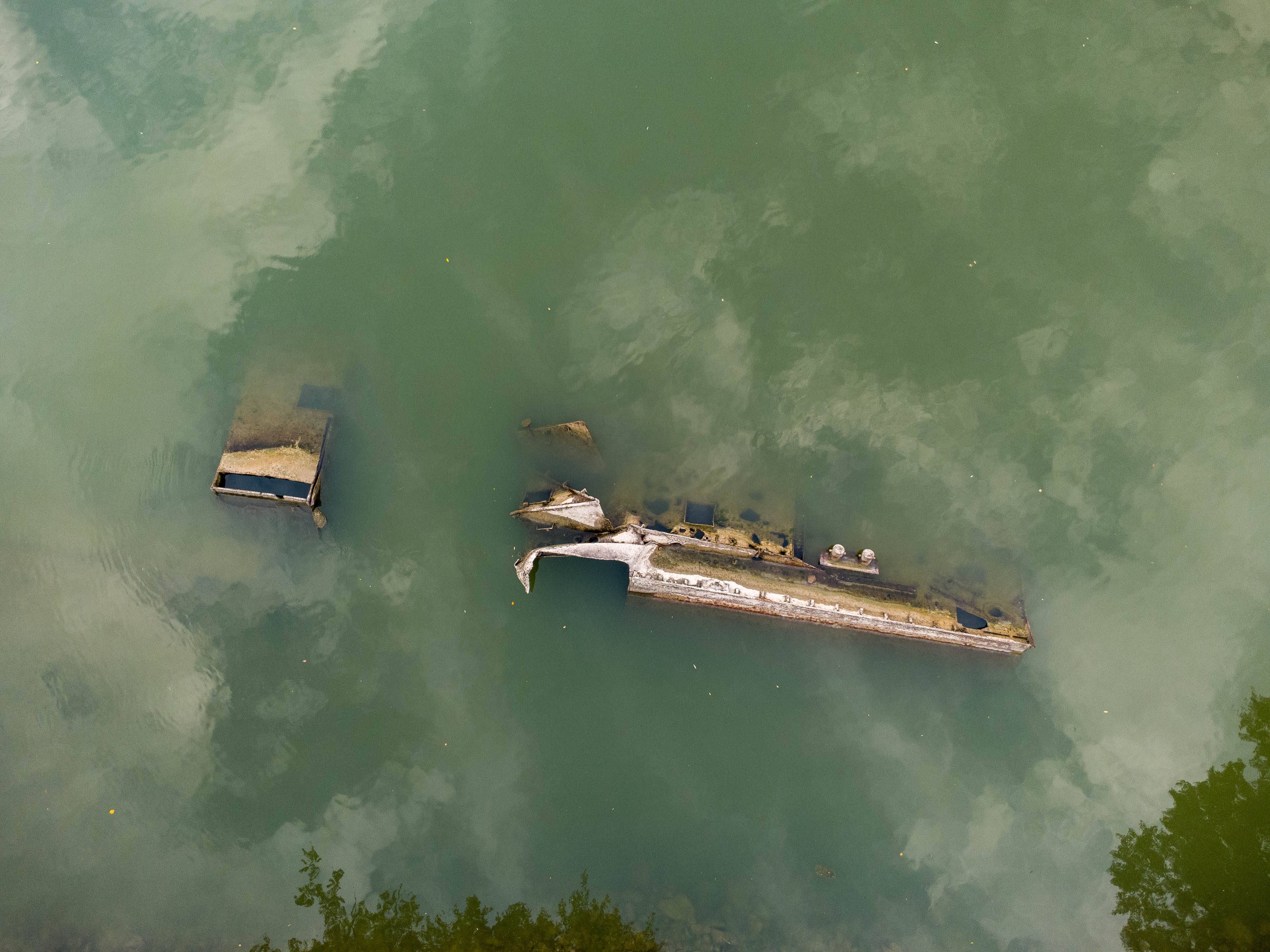 Das Wrack eines Frachtschiffs, das am Ende des Zweiten Weltkriegs von den Nazis in der Donau versenkt wurde, bei Niedrigwasser in Ardagger, NÖ.