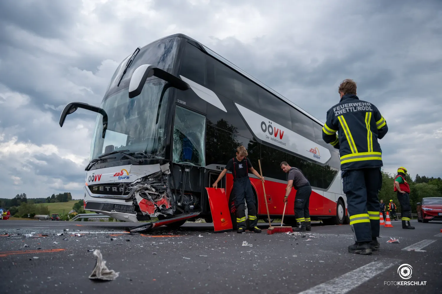 Zu einem folgenschweren Verkehrsunfall kam es am frühen Nachmittag des 6. Augusts auf der B126 im Bezirk Urfahr-Umgebung, als ein PKW mit einem Linienbus kollidierte. Ein 81-Jähriger kam dabei ums Leben.