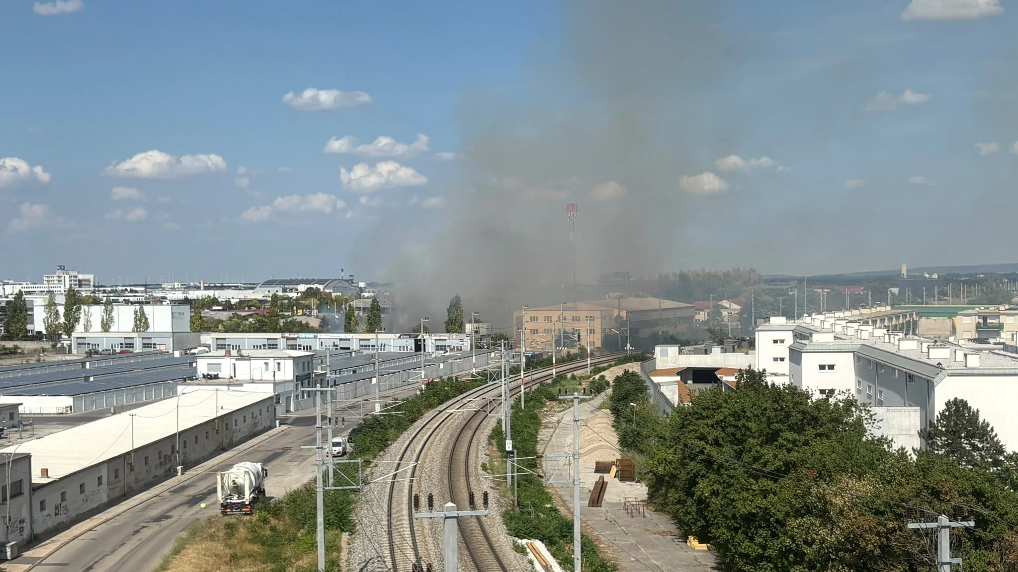 Heute.at - Riesige Rauchsäule! Großeinsatz in Wiener Neustadt