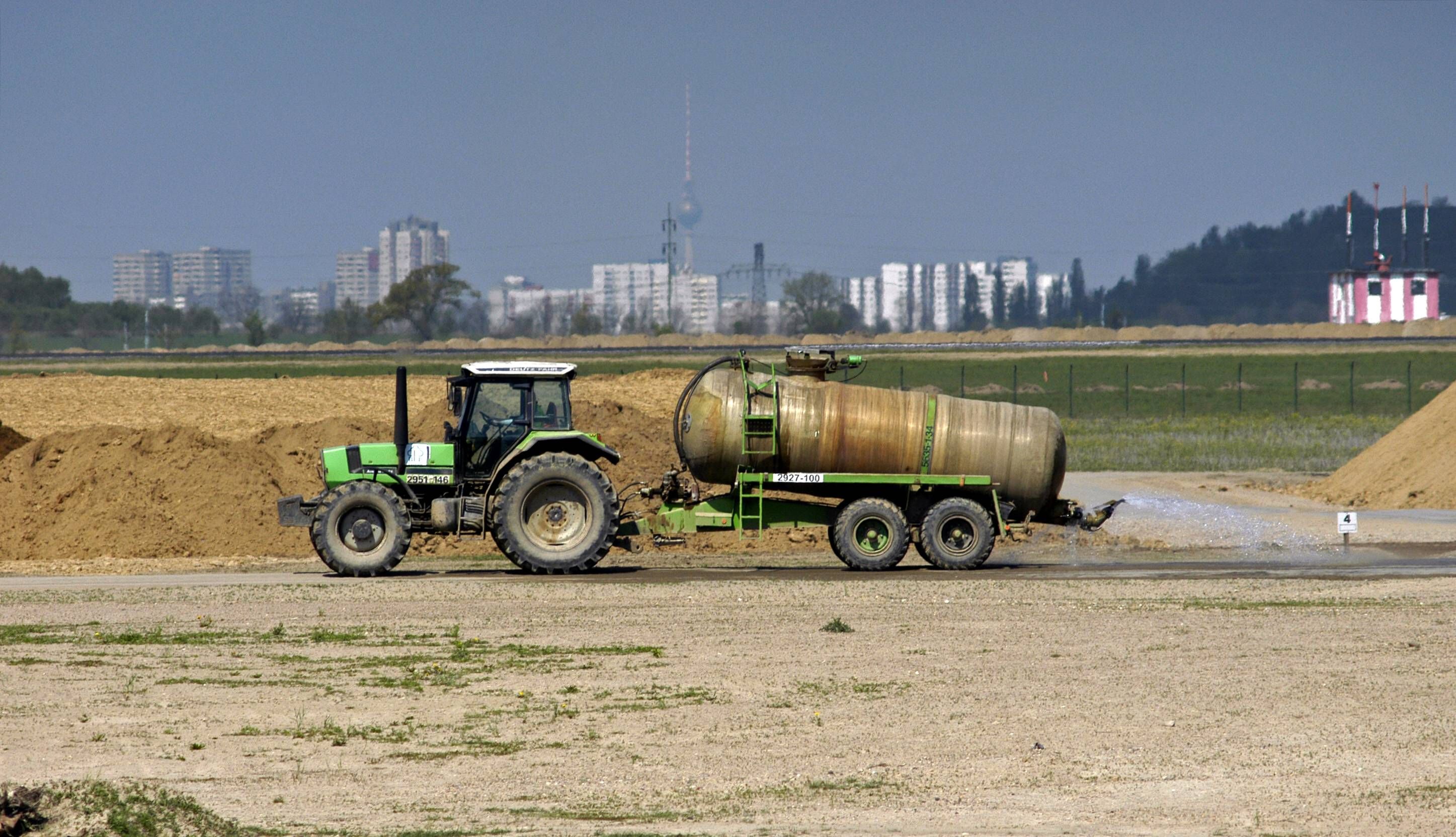 Der Traktor samt Wasserwagen setzte sich aus unbekannter Ursache in Bewegung, überrollte den Mann.
