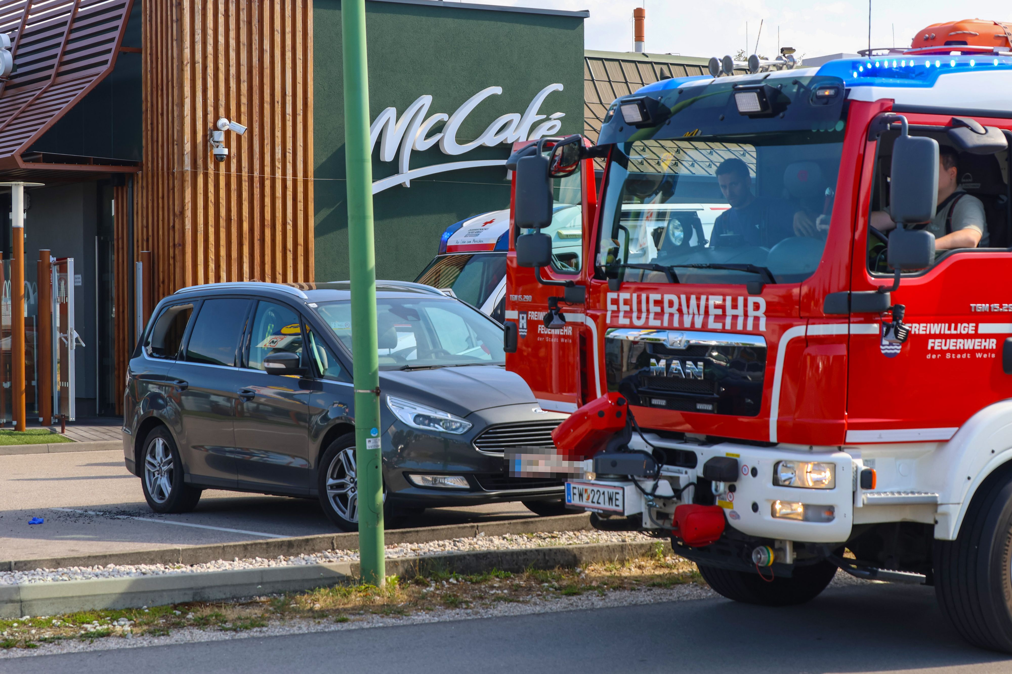 Die Feuerwehr musste eine Scheibe einschlagen. 