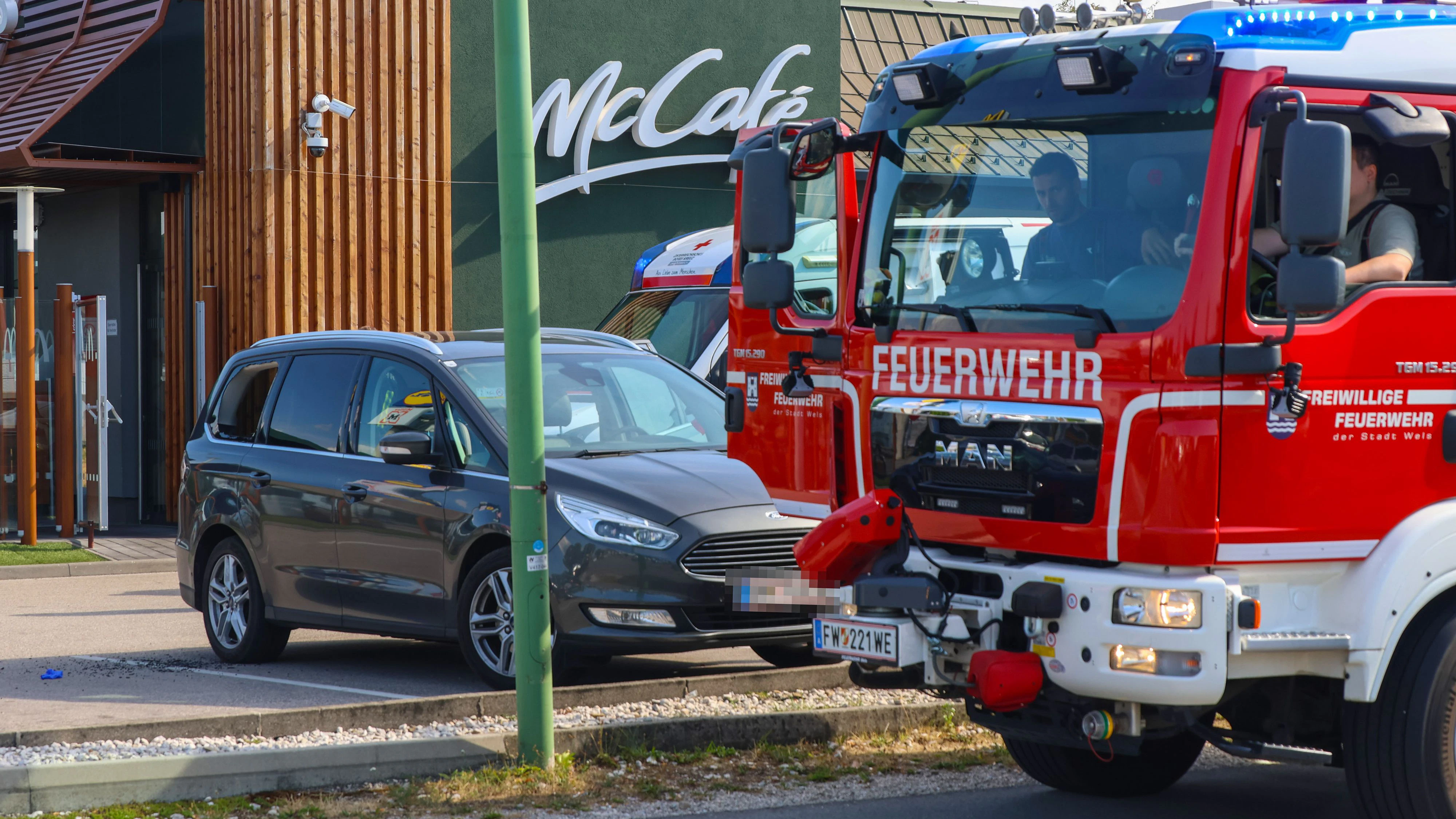 Heute.at - Kleinkind auf Mci-Parkplatz in Auto eingeschlossen