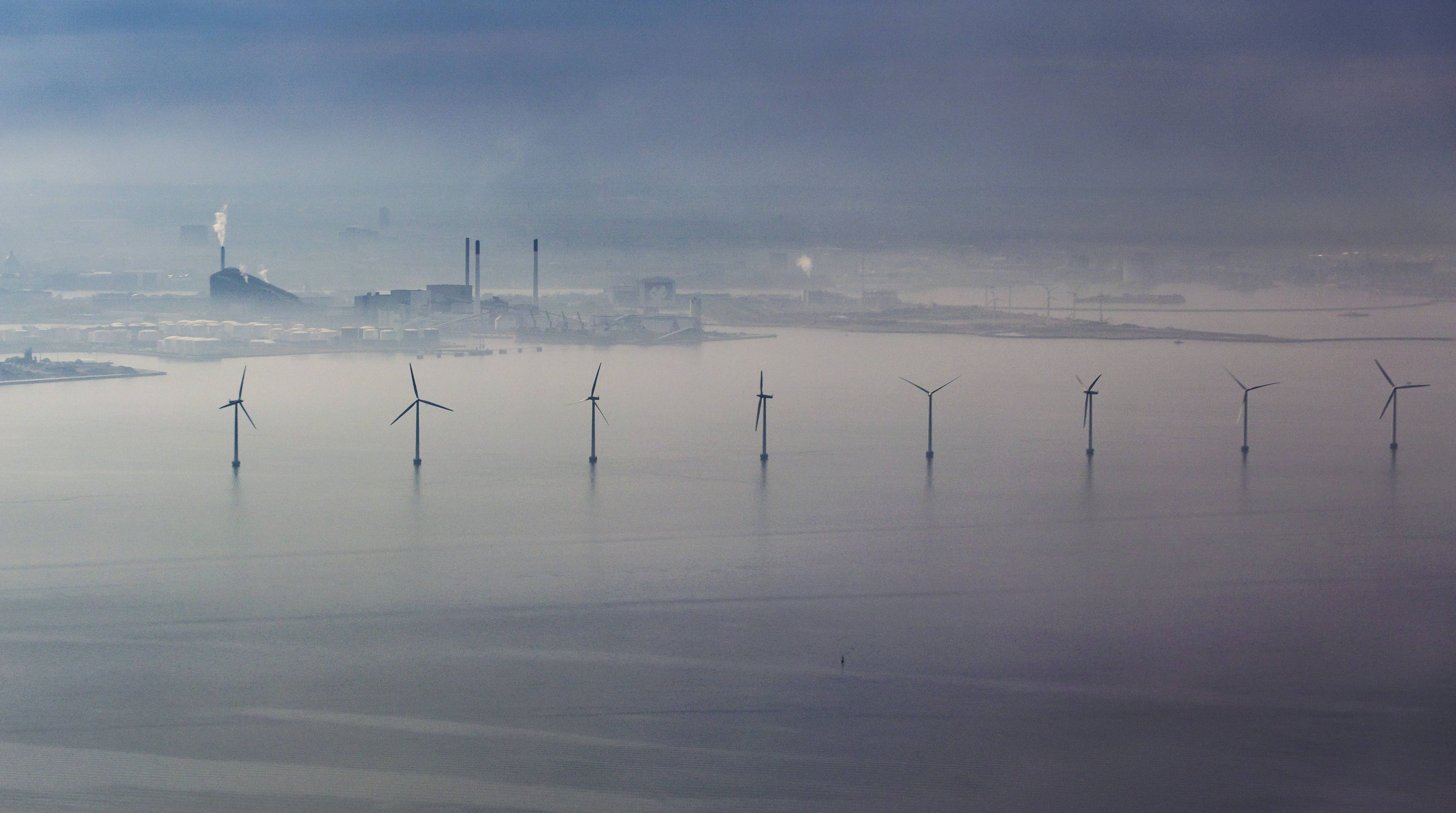 Blick aus dem Flugzeug auf einen Offshore Windpark vor Dänemark. Trump hasst Windräder so sehr, dass er nun sogar für die Nicht-Errichtung Milliarden zahlt.