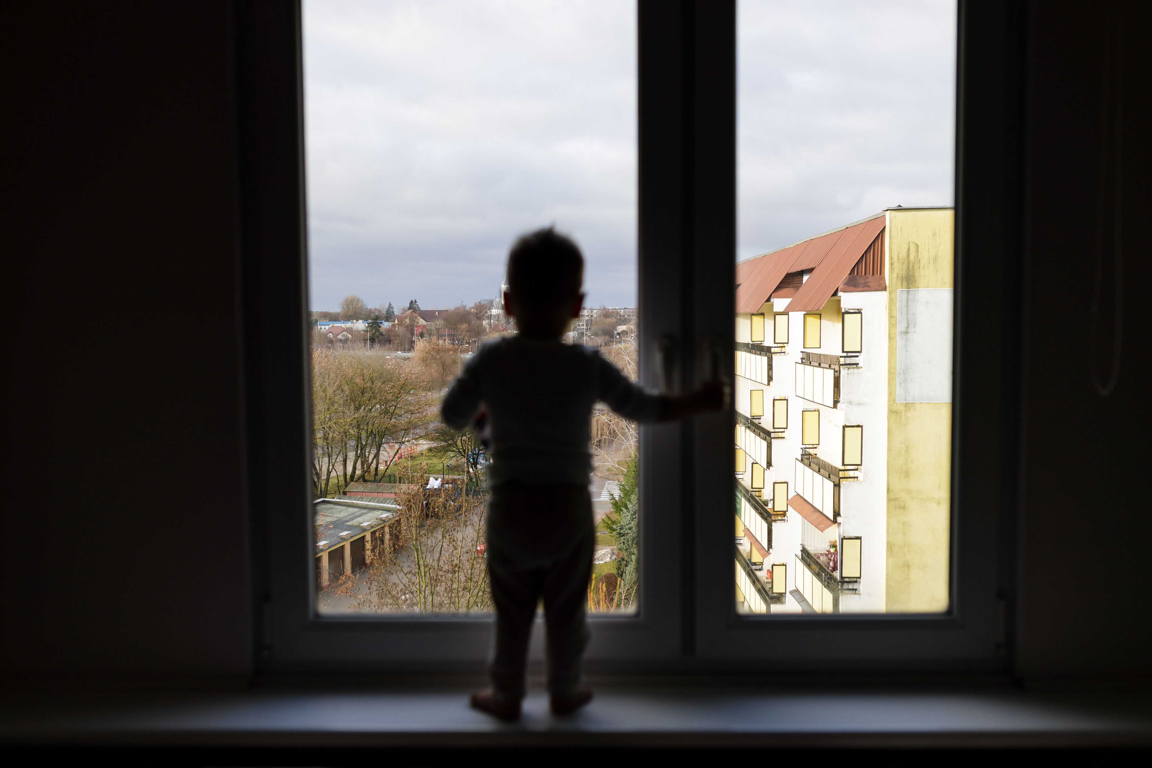 Ein 22 Monate altes Kind stürzte am Donnerstag aus einem Fenster und wurde schwer verletzt.