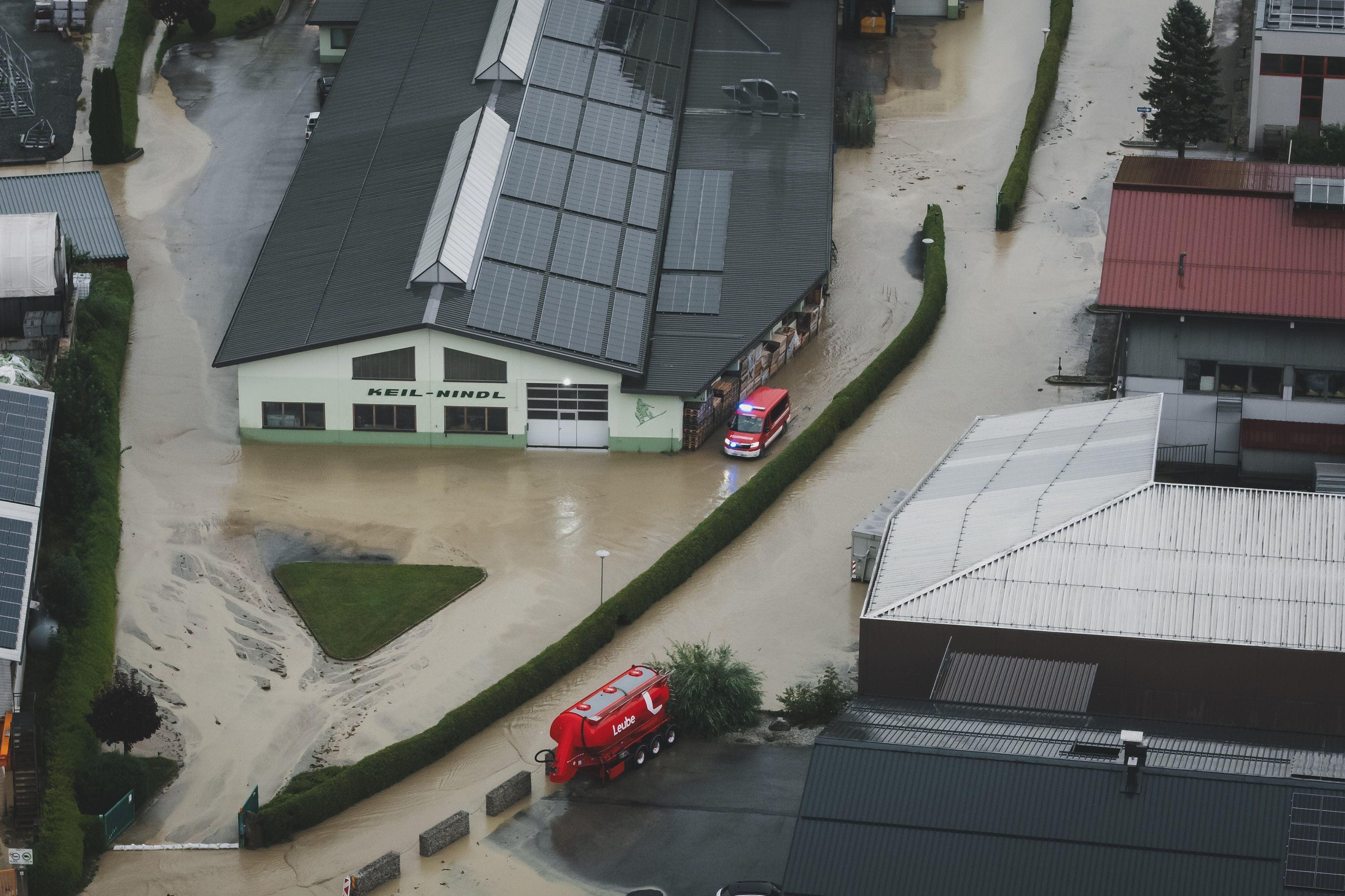 Heftige Unwetter haben im Pinzgau und Pongau massive Schäden angerichtet. Bäche traten über die Ufer, Brücken wurden weggerissen und mehrere Menschen mussten evakuiert werden.