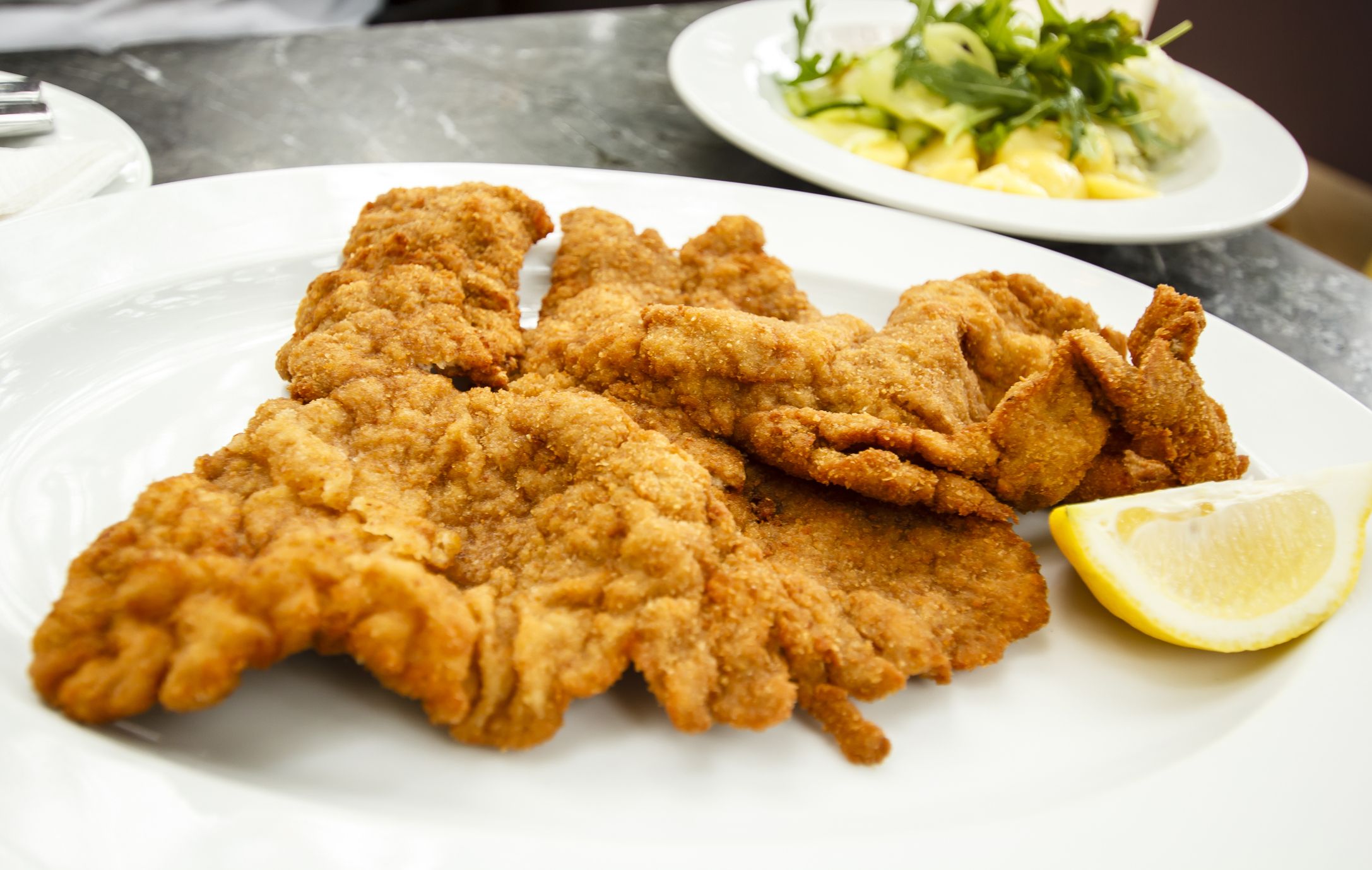 Mit Maisstärke statt Weizenmehl soll die Panade besonders knusprig werden und besser am Schnitzel haften.