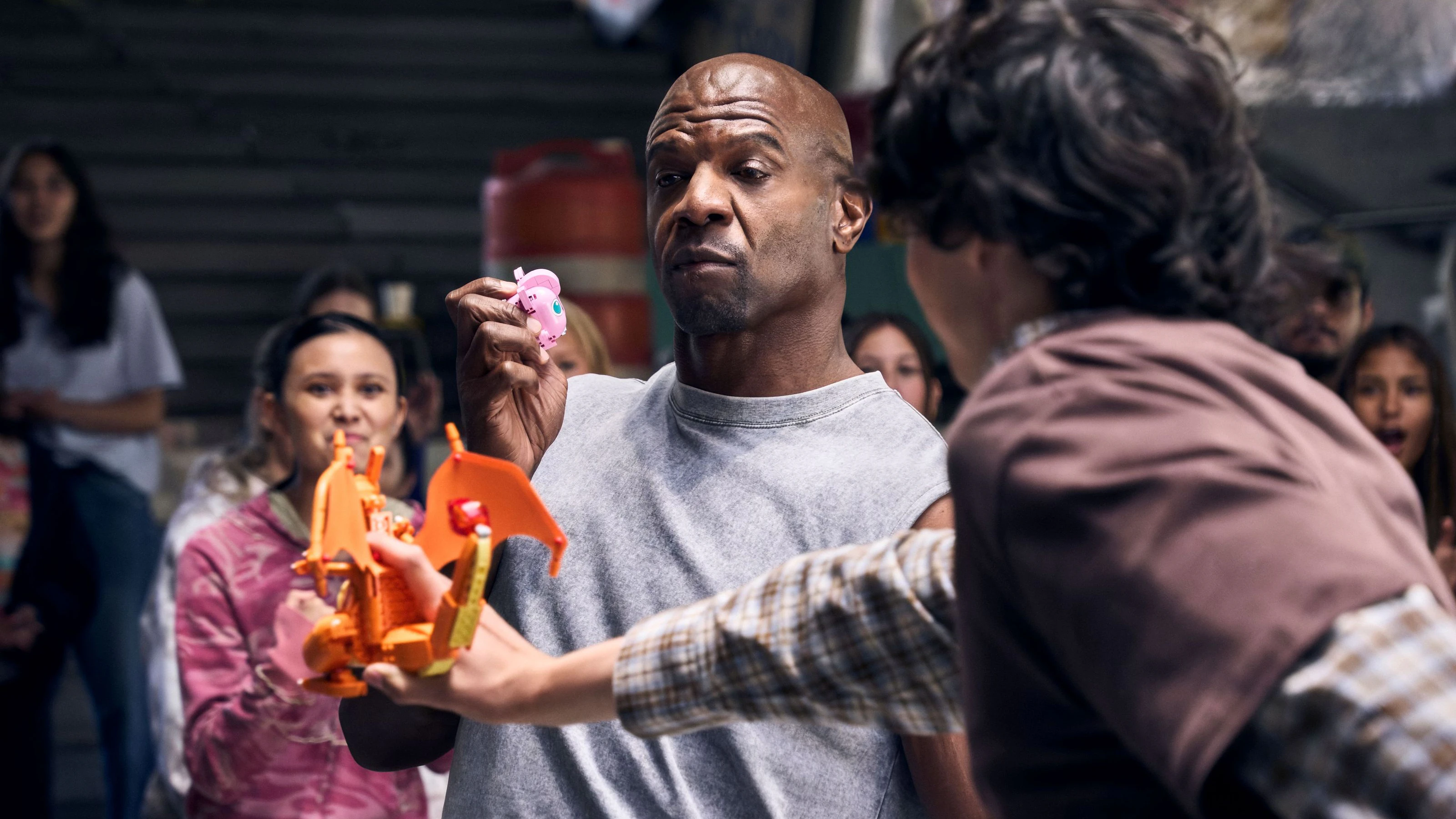 Terry Crews kämpft mit Pummeluff gegen Finn Wolfhard mit Glurak.