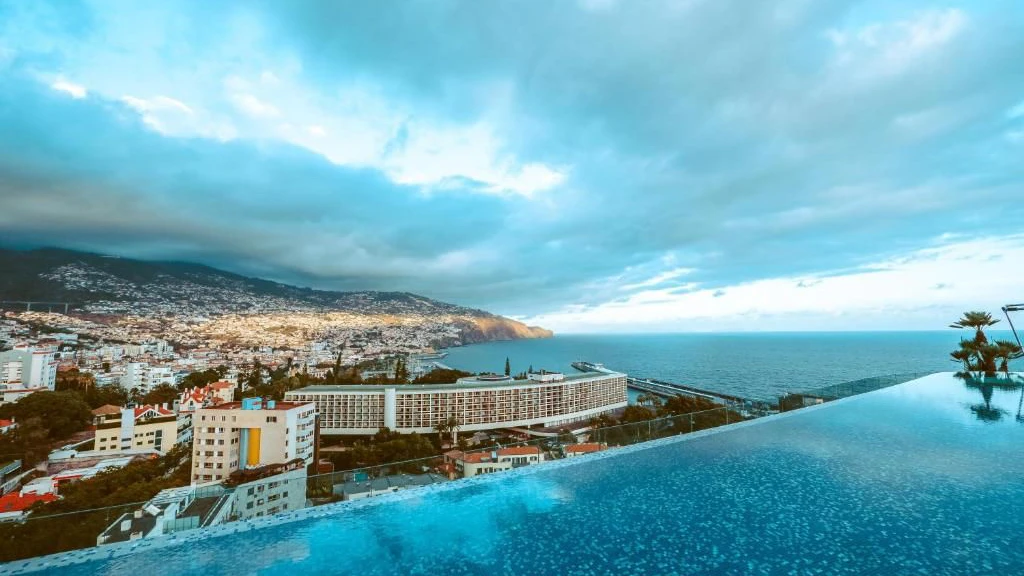 Infinity-Pool mit Blick auf Madeira.