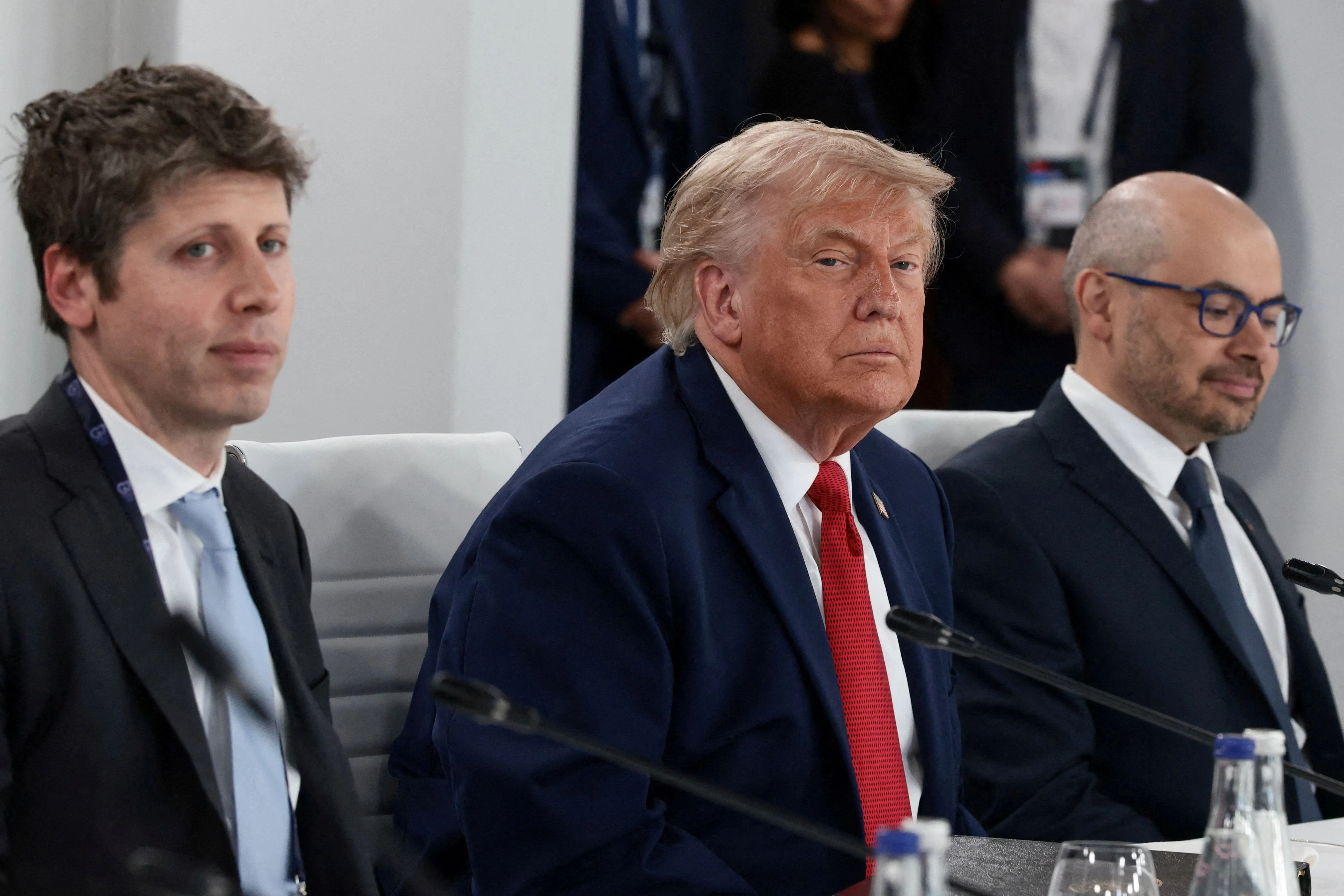 US-Präsident Trump mit den KI-Masterminds Sam Altman von OpenAI (l.) und Demis Hassabis (Google DeepMind-CEO) bei einem Arbeitsessen im Rahmen des G7-Treffens im Juni 2026