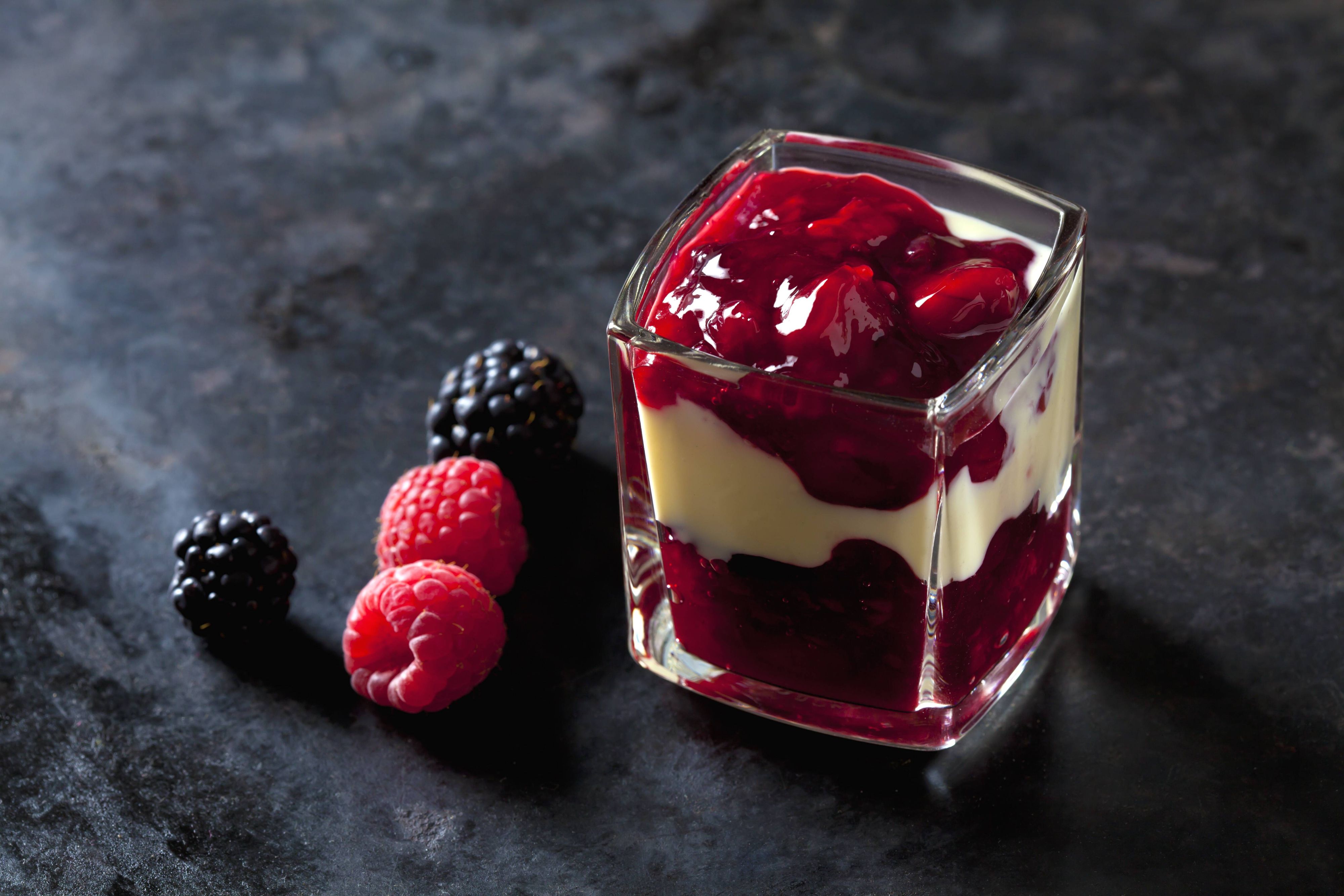 Fruchtigen Beeren harmonieren perfekt mit einem luftig-leichten Mango-Joghurt-Schaum.