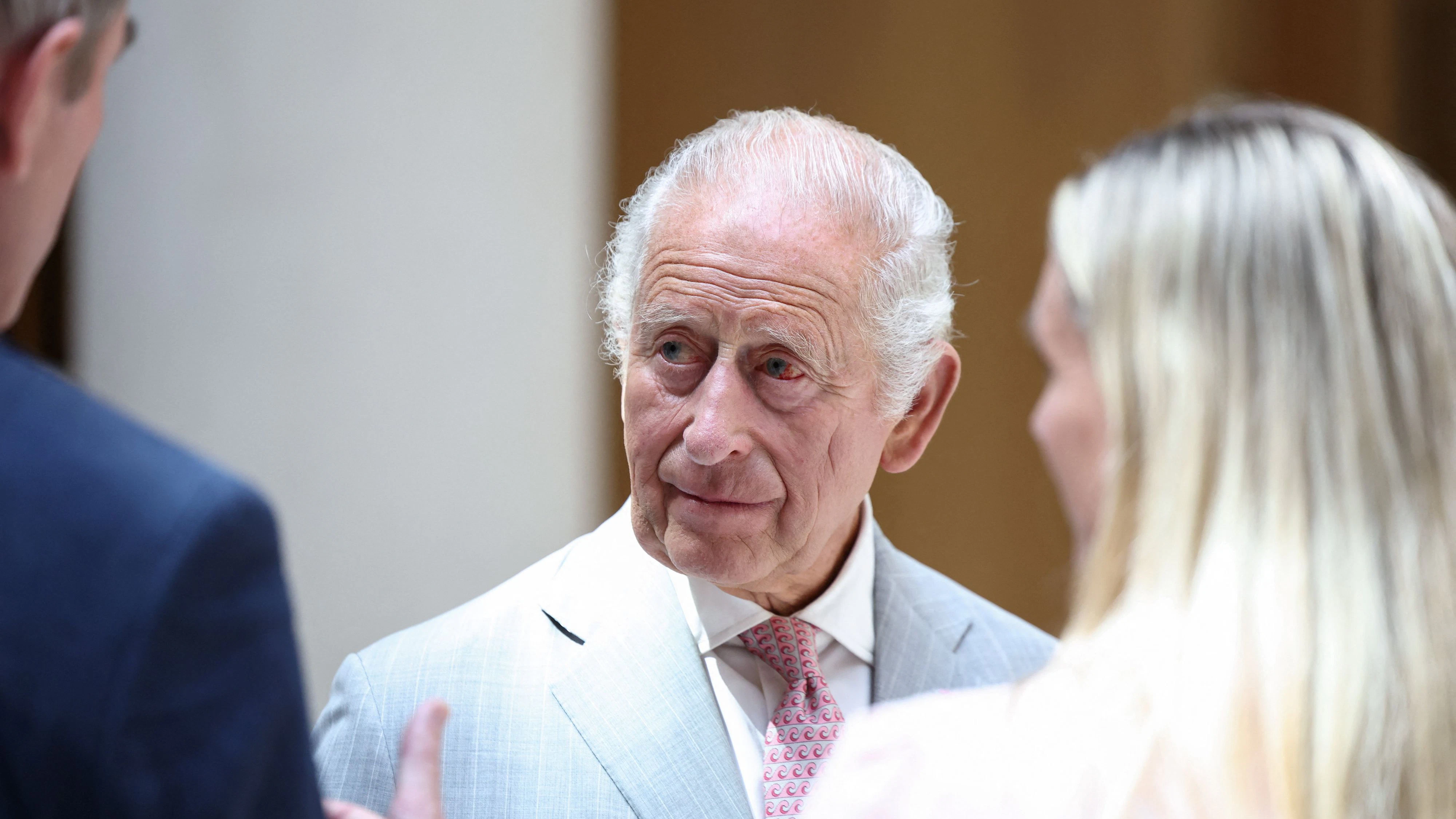 Heute.at - Paukenschlag im Palast! Charles entzieht 10 Ehrentitel
