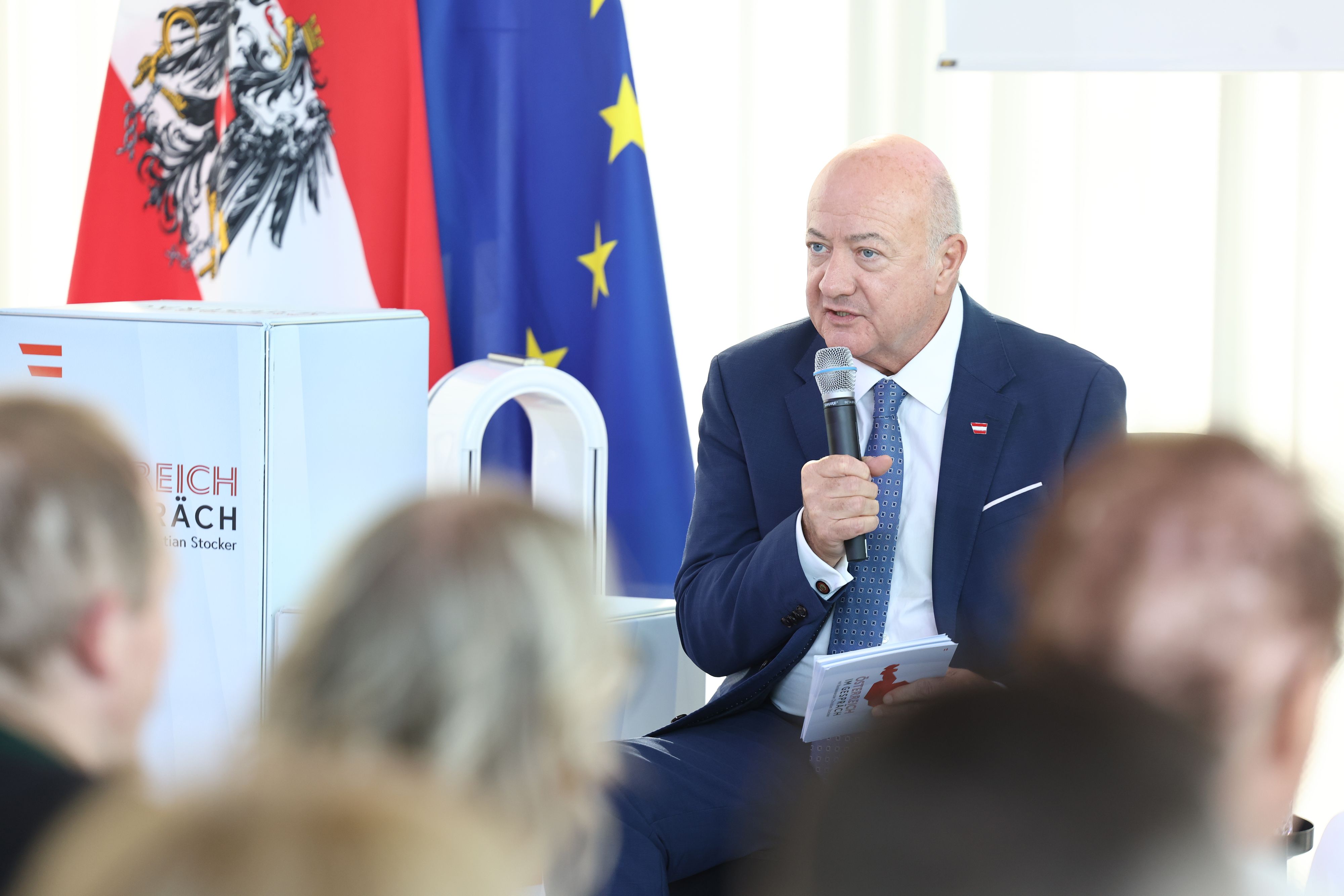 Bundeskanzler Christian Stocker (ÖVP) bei der Sommertour in Wien.
