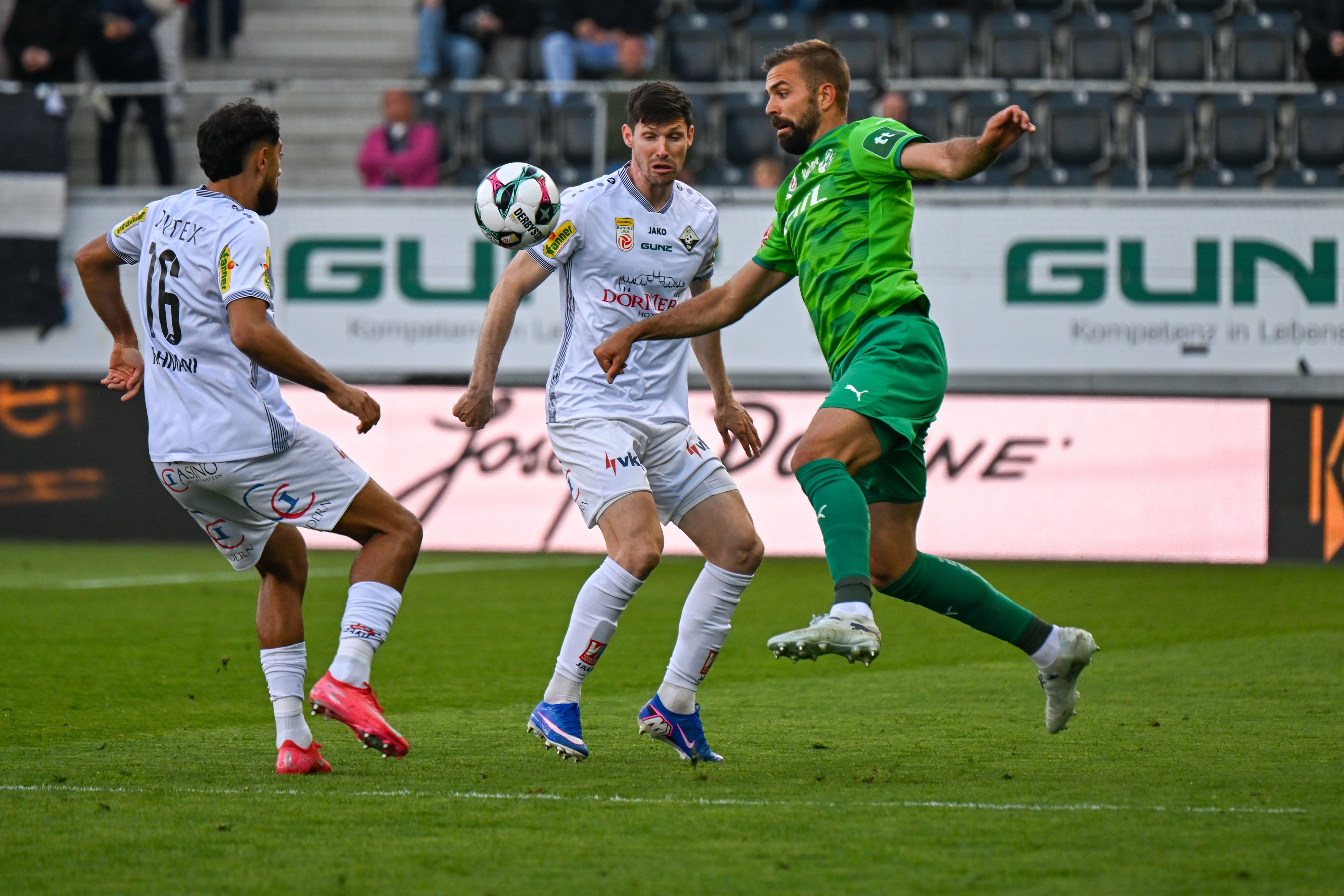 Lukas Hinterseer ging gegen Benedikt Zech zu Boden, dann nam der VAR den Elfmeterpfiff zurück. 