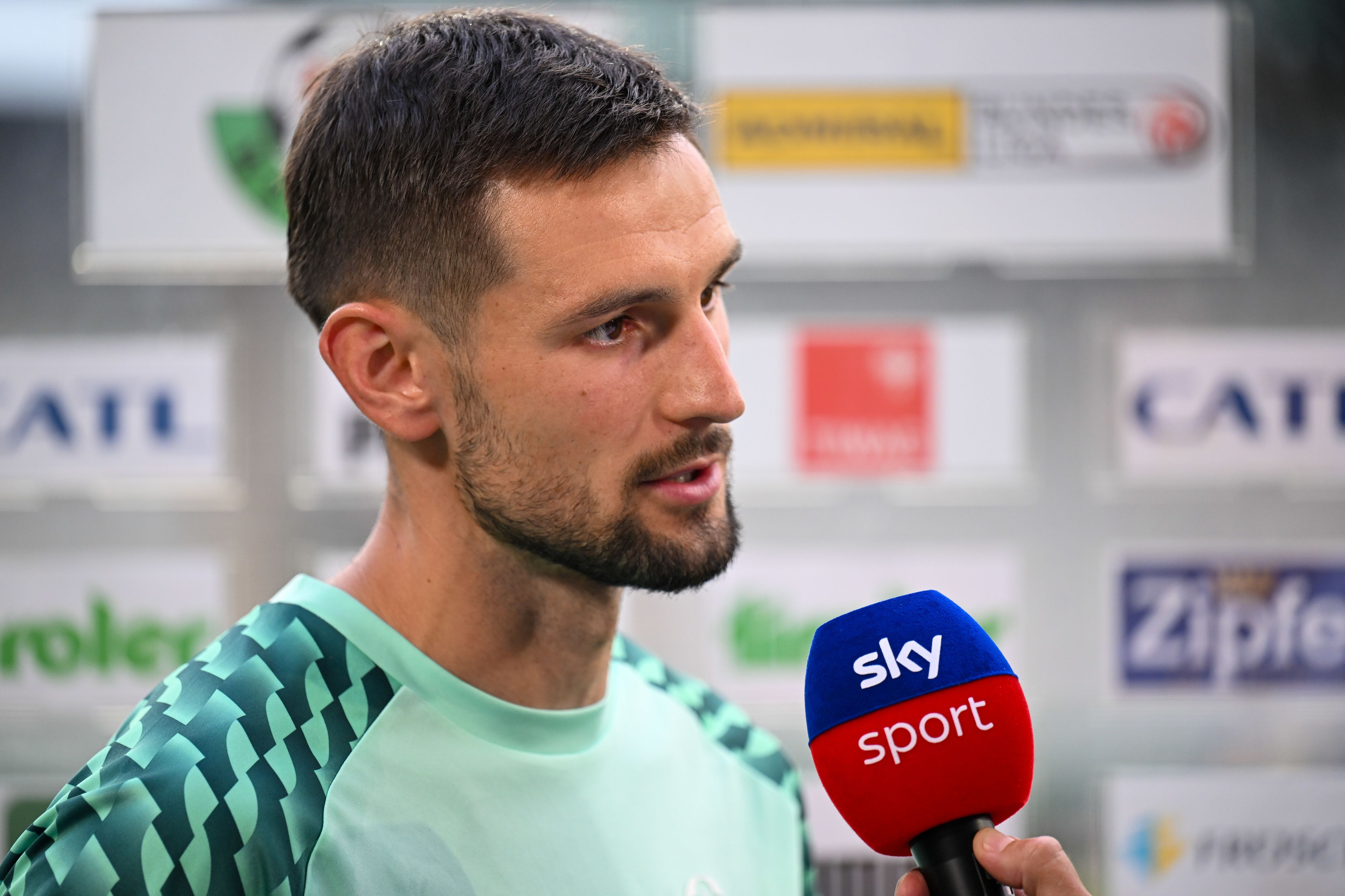 Hsein Balic zählt seine Mitspieler an. 