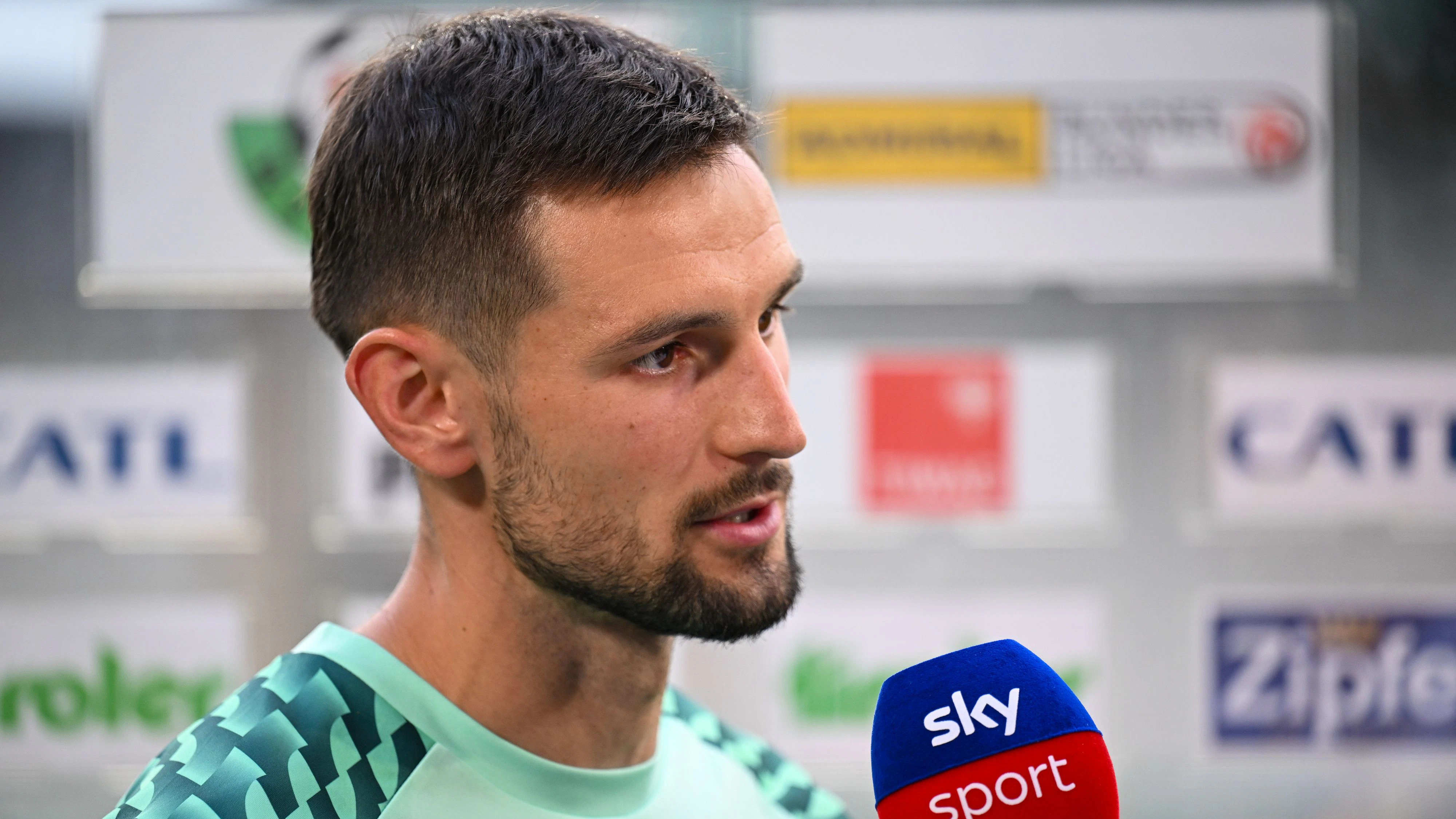 Hsein Balic zählt seine Mitspieler an. 
