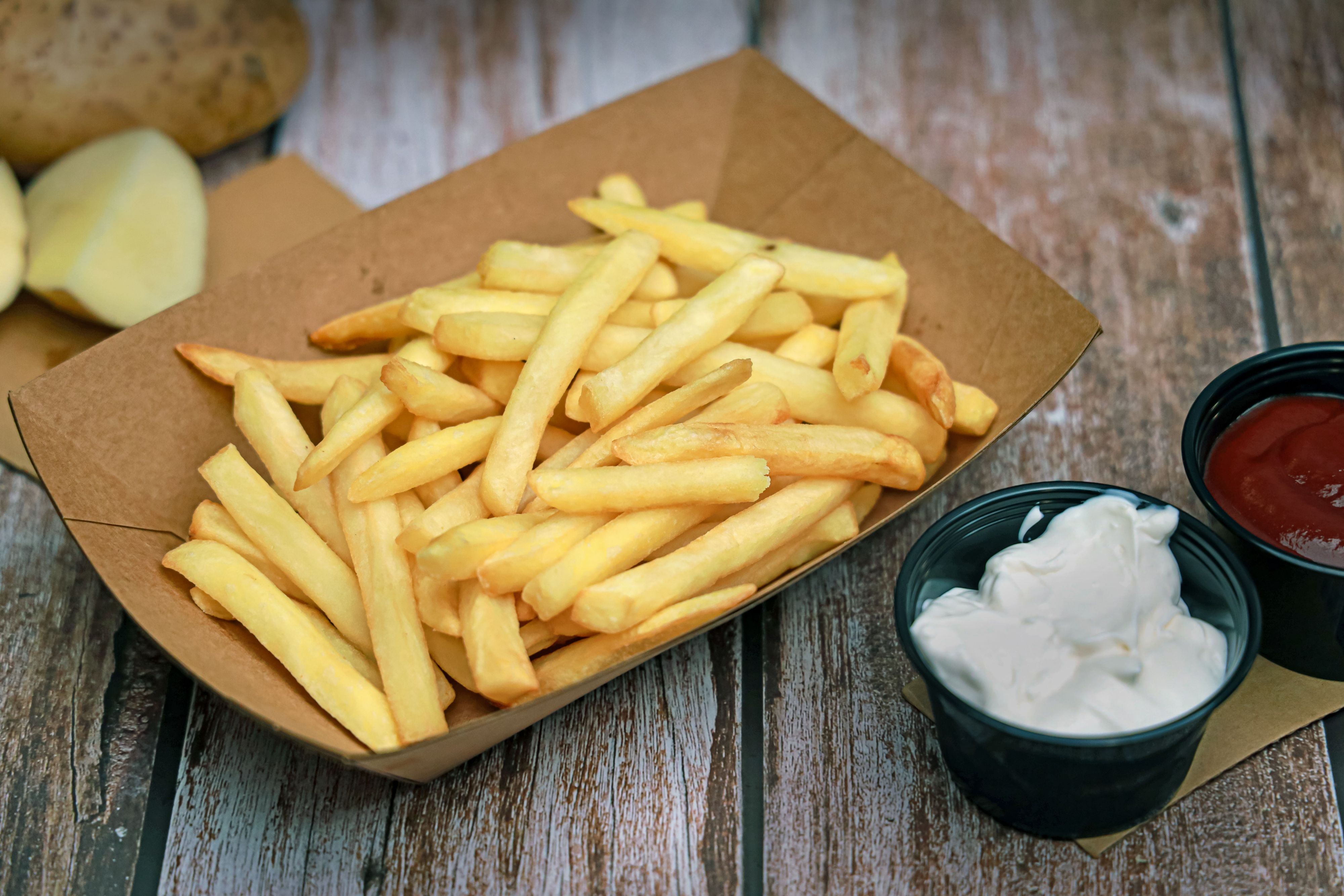 In den Niederlanden isst man Pommes bevorzugt mit Mayonnaise, Fritessaus (einer etwas süßlicheren, cremigen Mayonnaise-Variante) oder als 