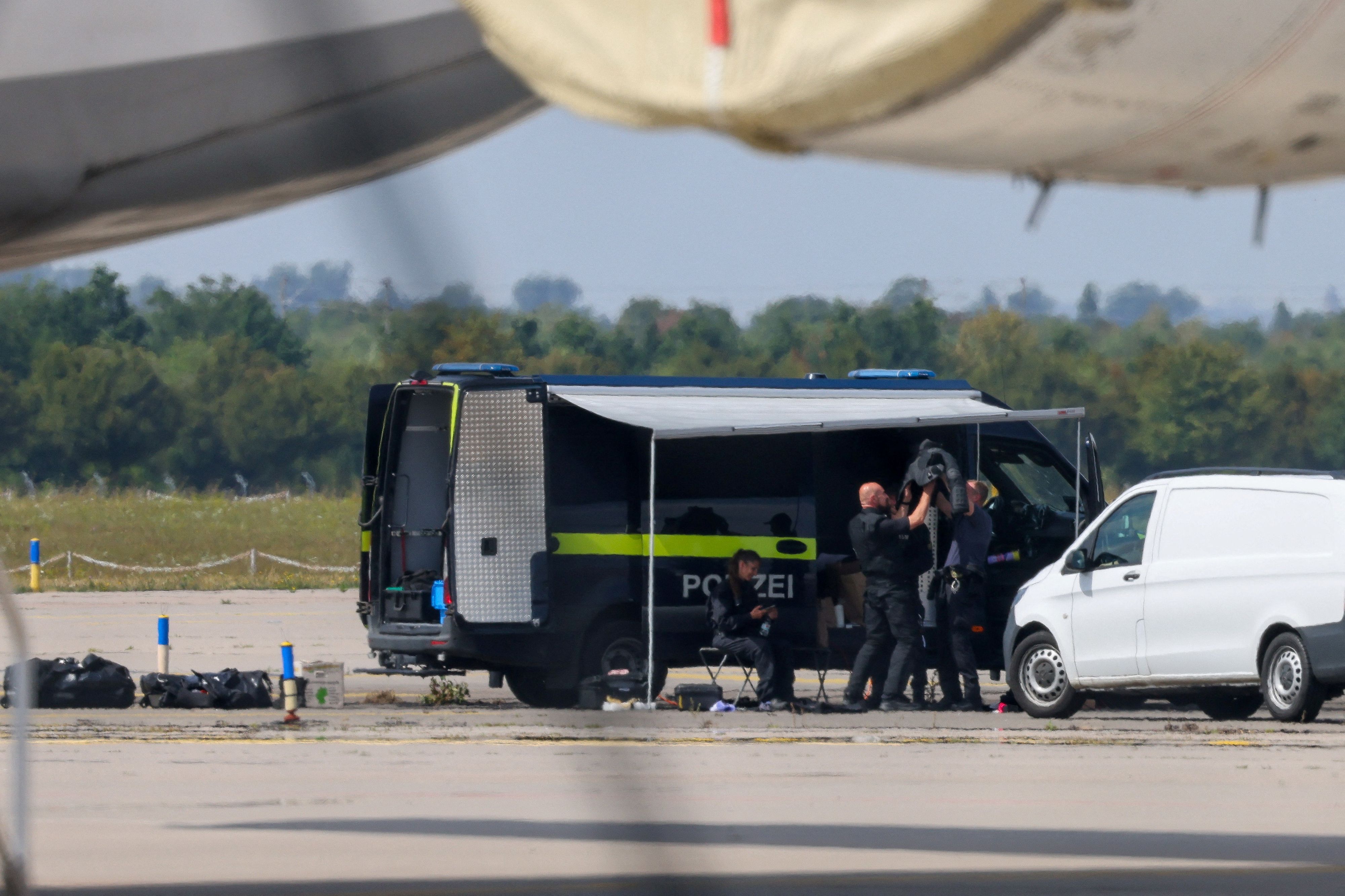 Eine mit Sprengstoff beladene Drohne sorgte am Flughafen Leipzig für Alarm. Ein Busfahrer könnte mit seinem mutigen Eingreifen Schlimmeres verhindert haben.