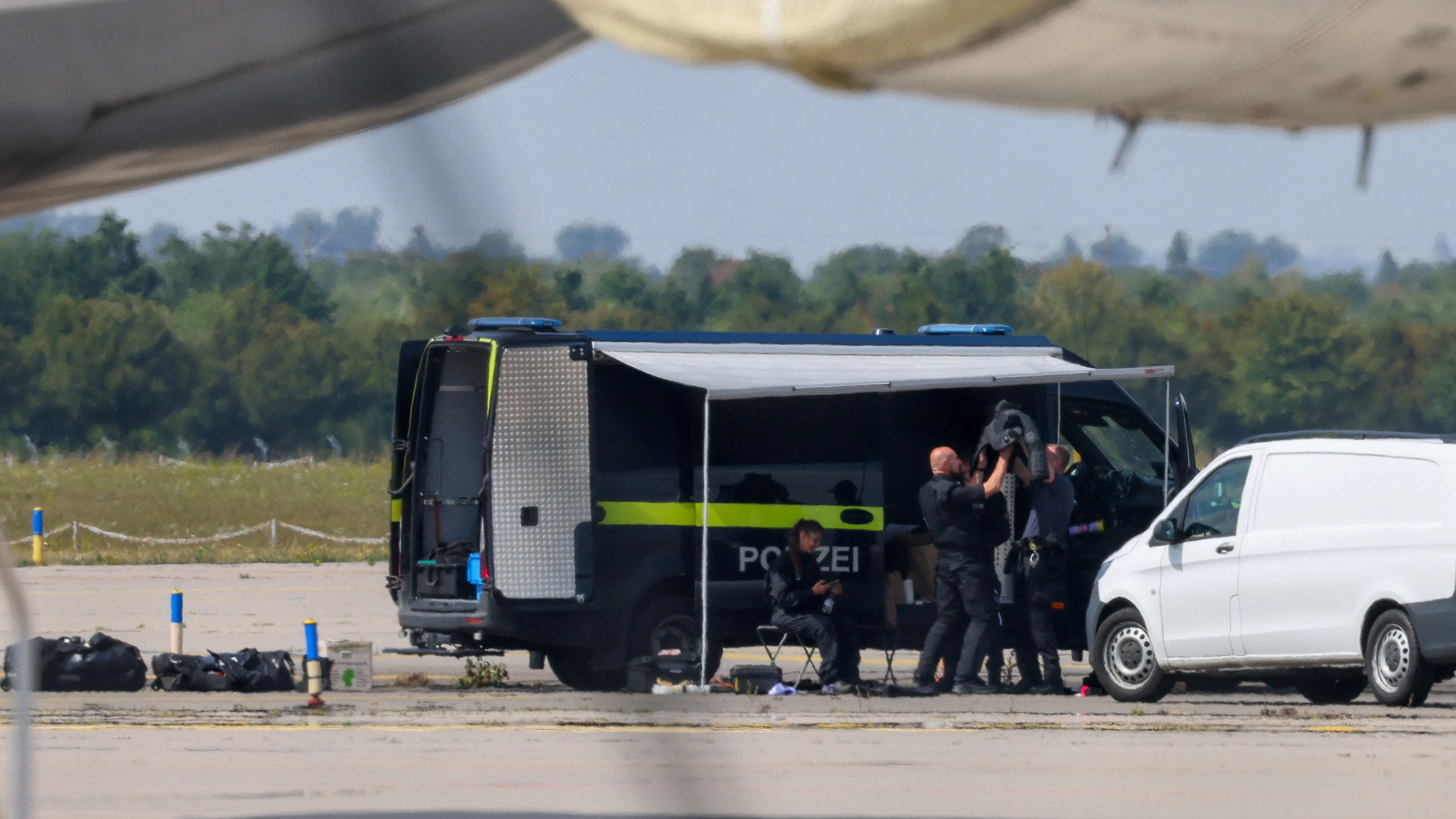 Eine mit Sprengstoff beladene Drohne sorgt am Flughafen Leipzig für Alarm. Ein Busfahrer könnte mit seinem mutigen Eingreifen Schlimmeres verhindert haben.