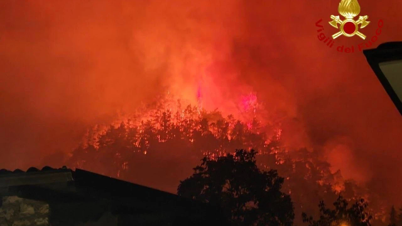 Heute.at - Urlauber fliehen vor Flammen-Inferno am Gardasee