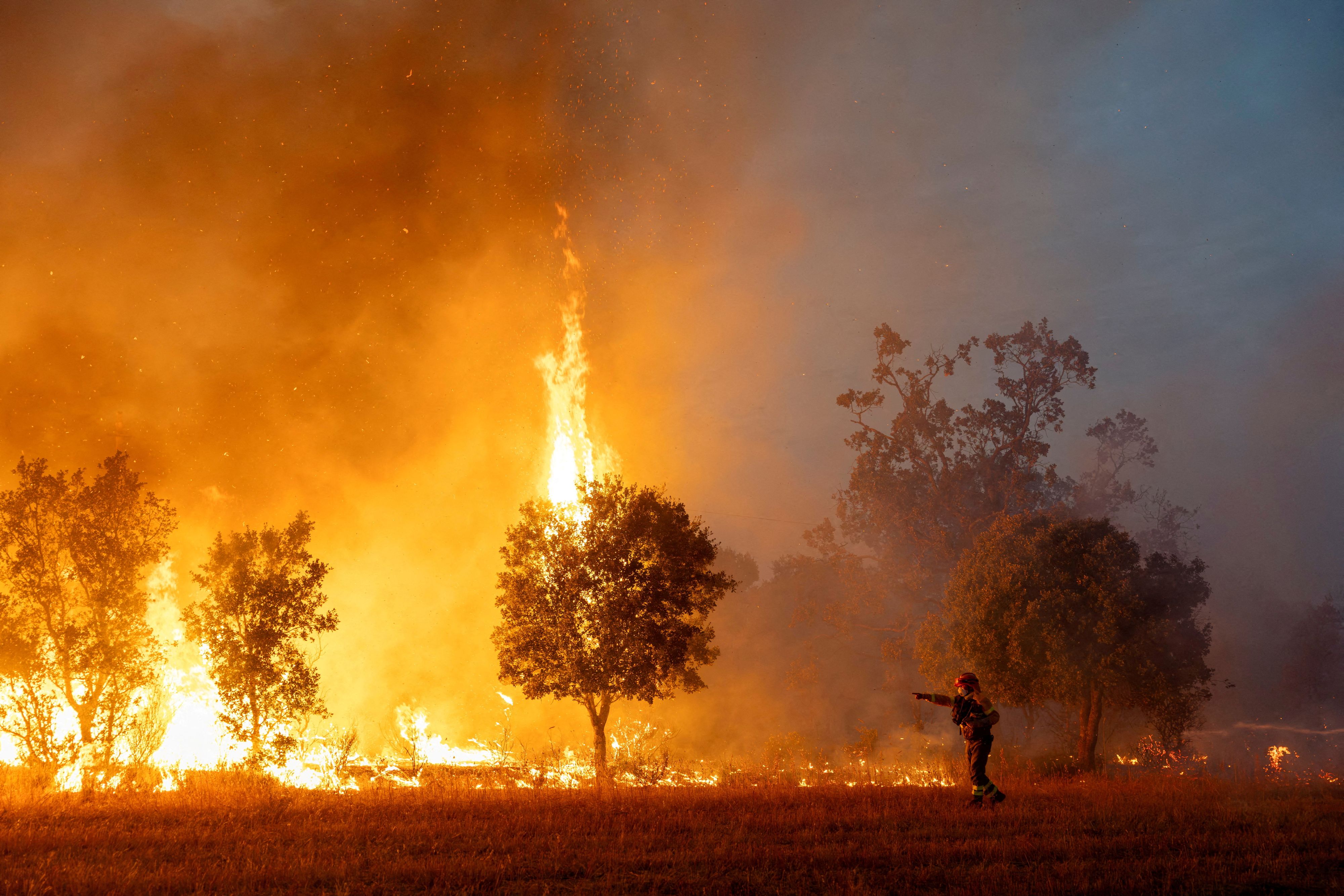 Die Feuerwehr kämpft beherzt gegen das Flammeninferno. 