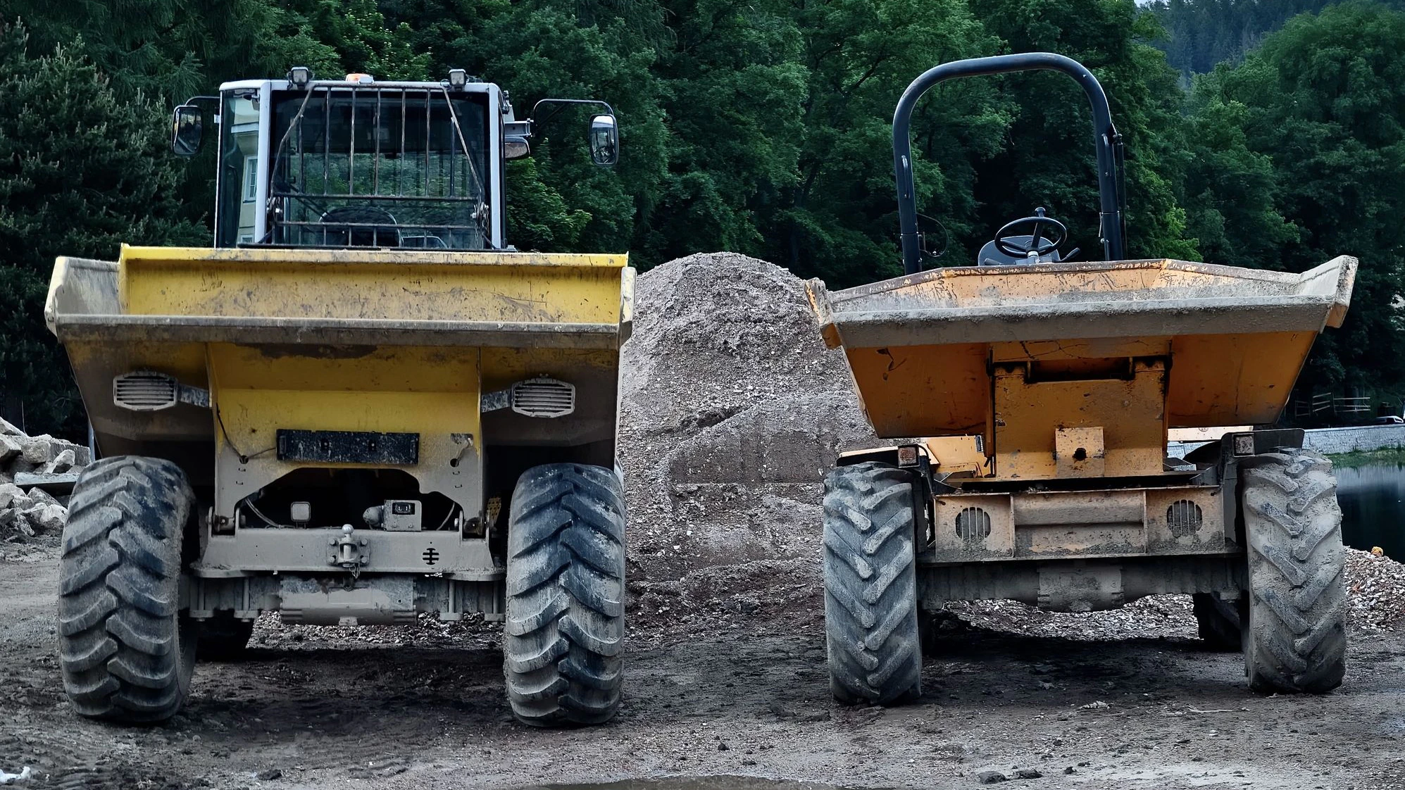 Heute.at - Dumper stürzt 30 Meter ab – Lenker hatte Alkohol intus