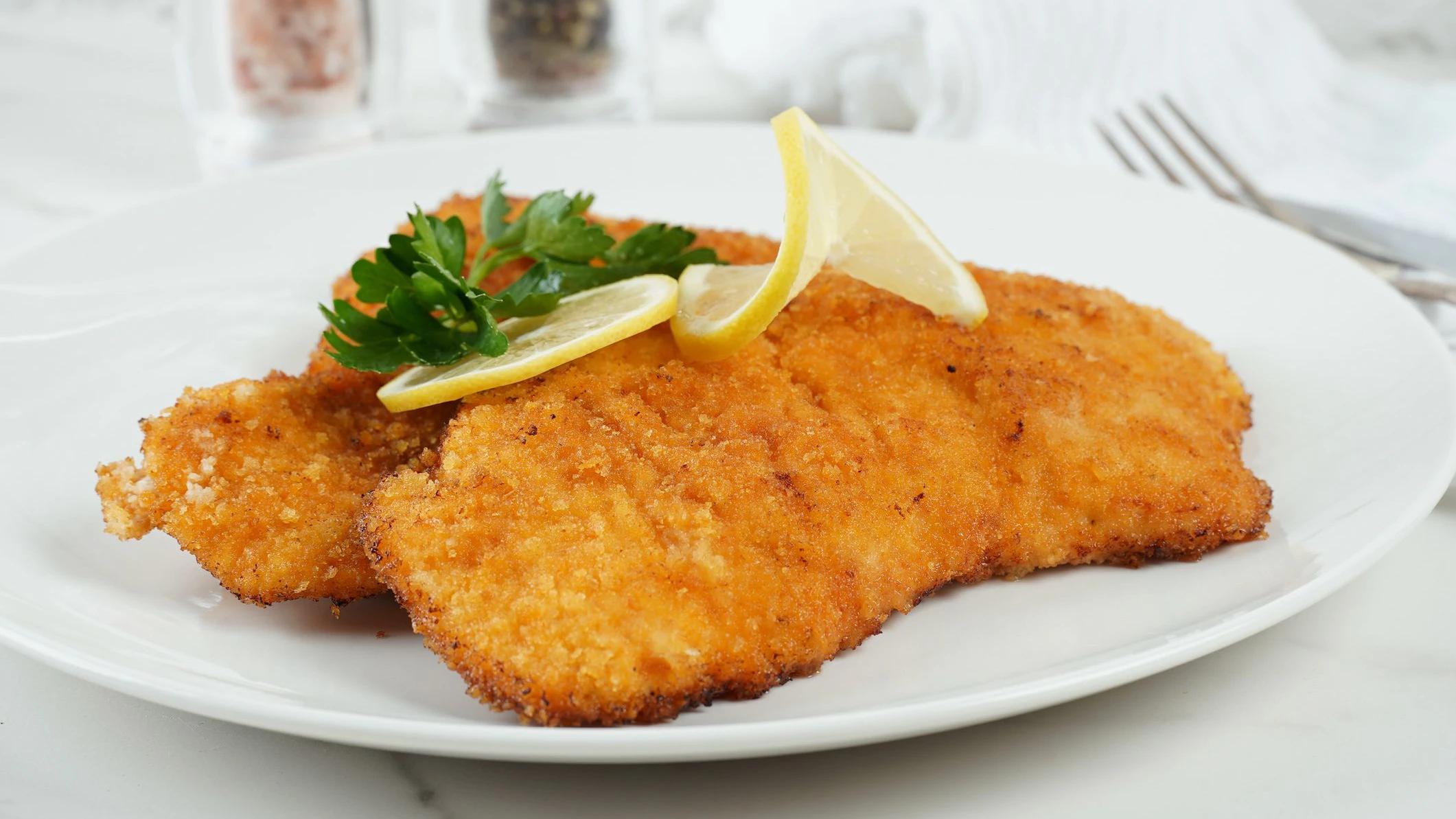 "Schnitzel istrunter geflogen bei der Bewirtung und wurde auf den Teller zurück getan", schrieb der Gast.