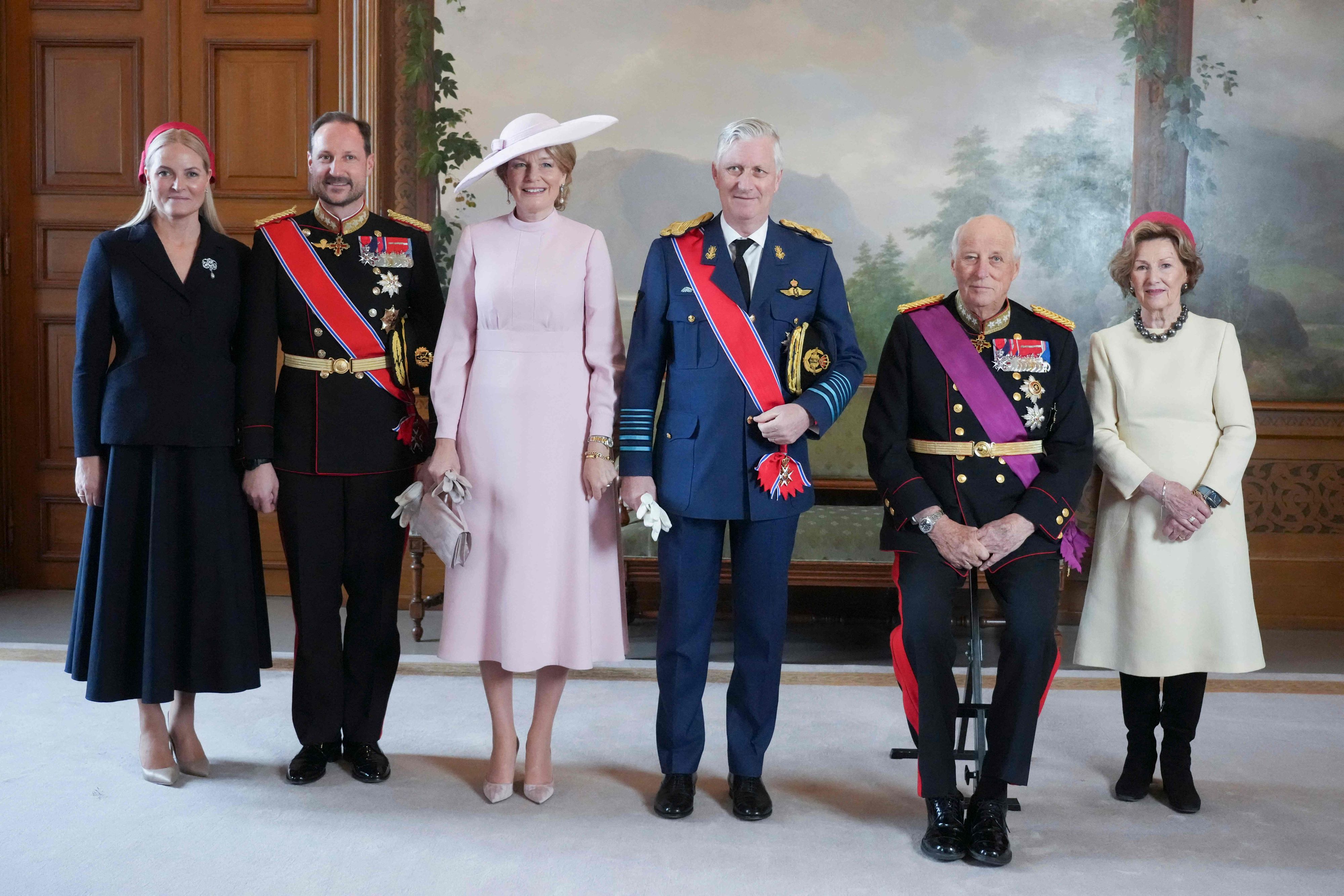 König Harald V. von Norwegen (im Bild: 2. von rechts) wurde in ein Krankenhaus gebracht.