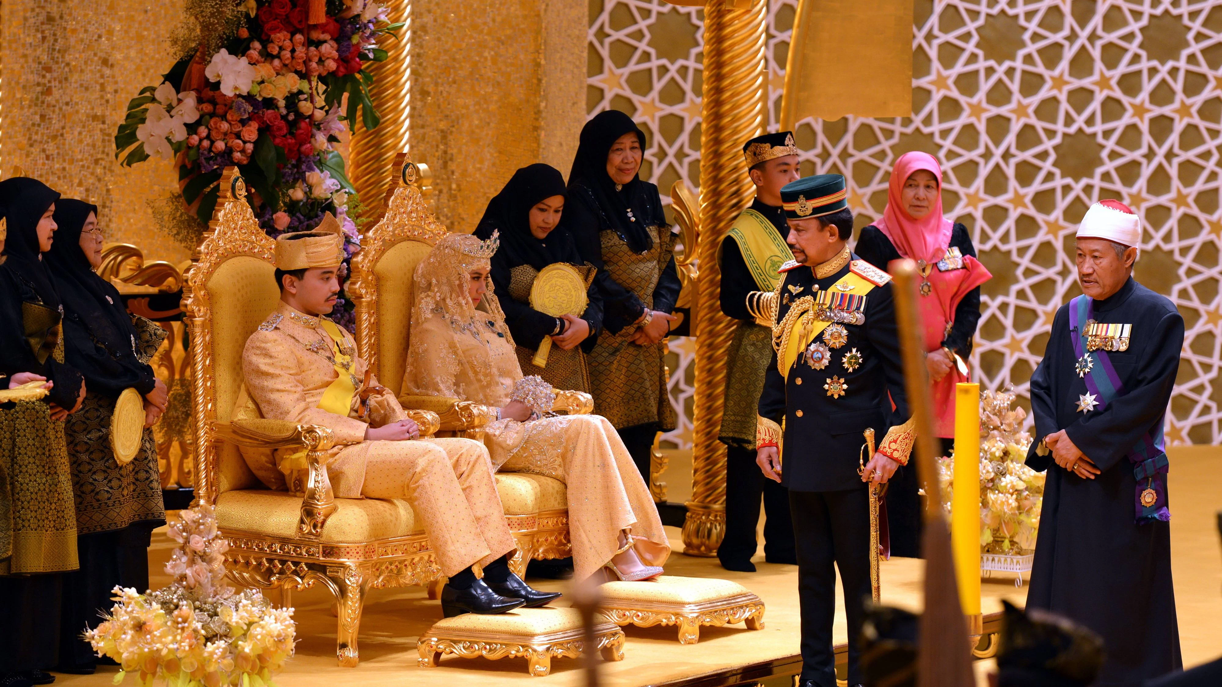 Bei der Hochzeitszeremonie war noch alles gut. Prinz Abdul Malik und seine Ehefrau Dayangku Raabiatul Adawiyyah Pengiran Haji Bolkiah, der nun alle Titel entzogen wurden.