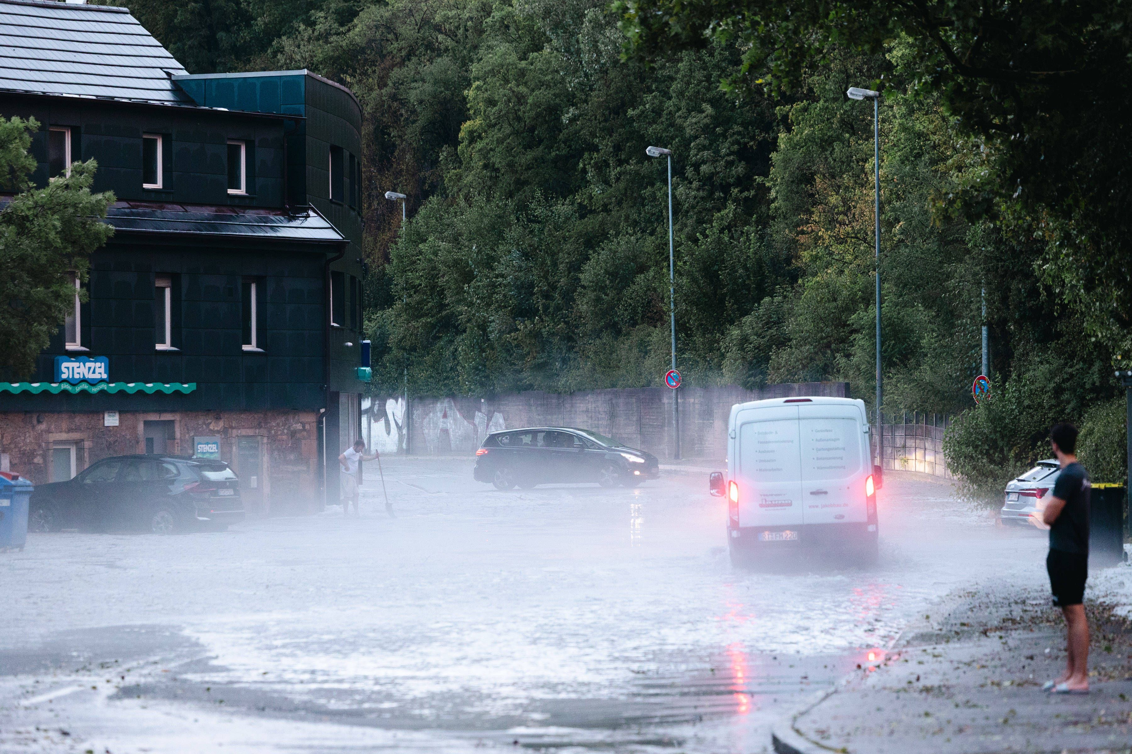 Heute.at - Starkregen-Gewitter mit Hagel ziehen über Österreich