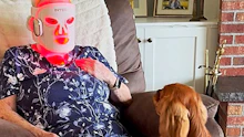 Alien daheim: Hund erkennt Oma mit Rotlichtmaske nicht