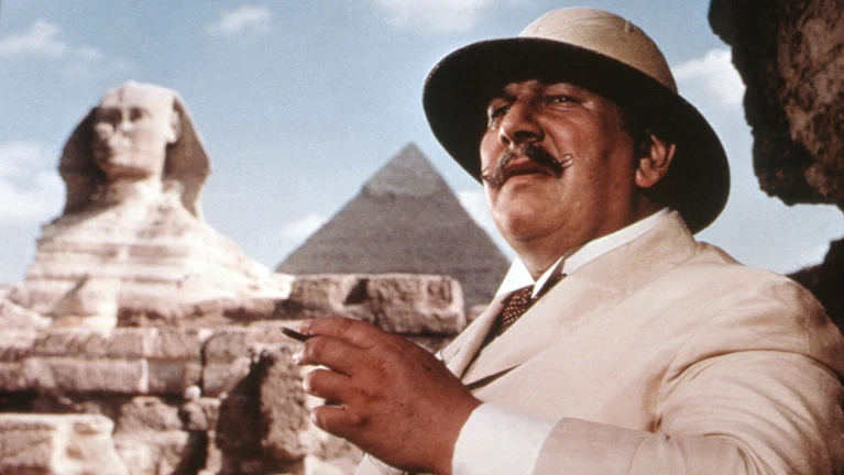 Verfilmungen, Theaterstücke, neue Bücher: 50 Jahre nach ihrem Tod ist Agatha Christie so erfolgreich wie nie. 2025 erwirtschaftete ihr Werk einen Gewinn von mehr als 23 Mio. Euro. Und damit das so weitergeht, erscheint Ende September ein neuer Miss-Marple-Krimi.
