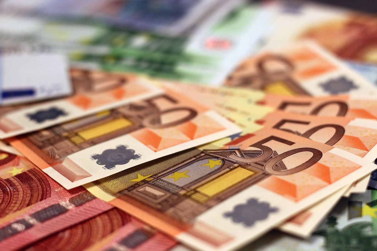 Wer vom ORF-Beitrag befreit ist, kann beim Handy und Strom sparen. Für Familien geht es um mehrere hundert Euro im Jahr.