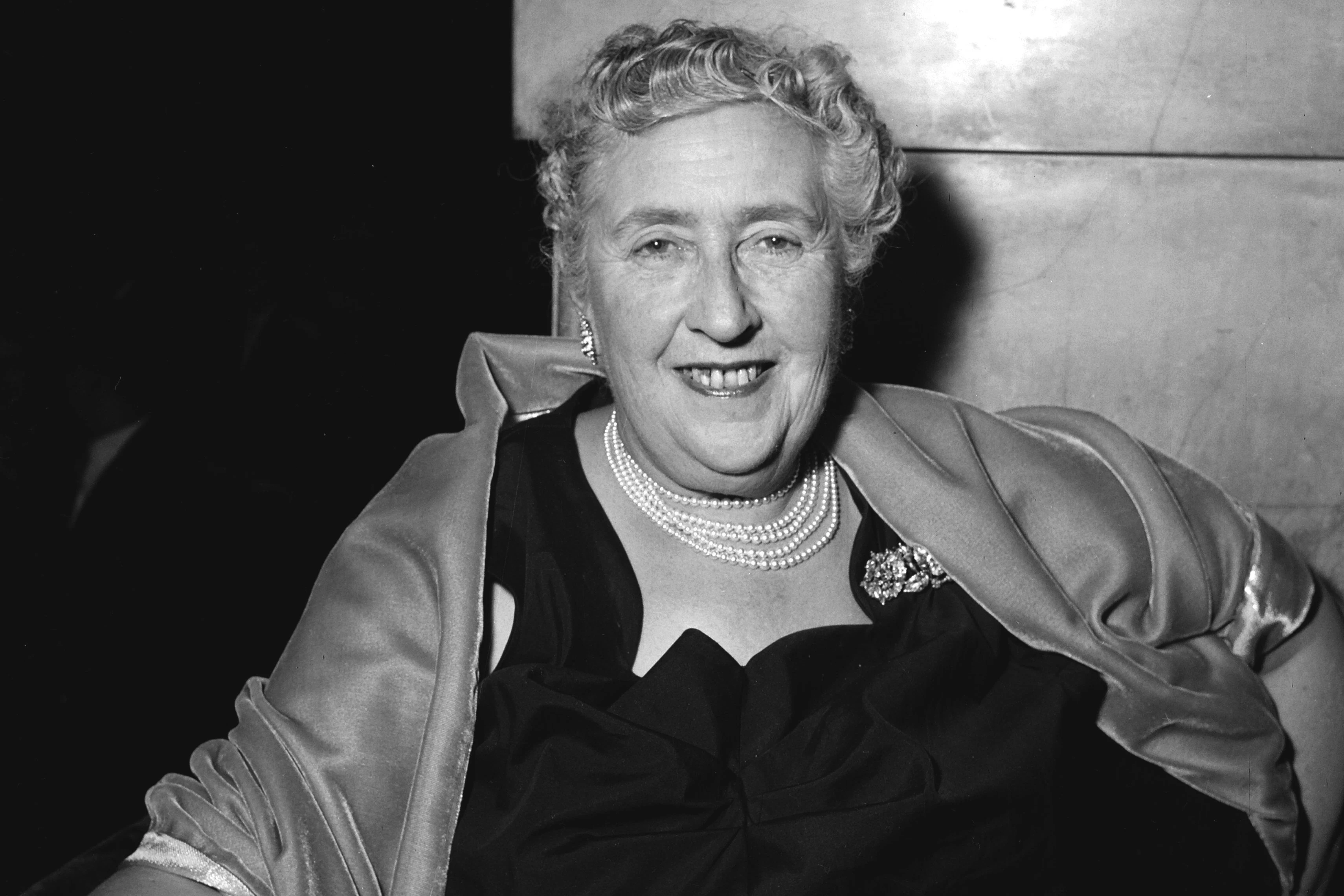 Agatha Christie 1955 bei der französischsprachigen Premiere ihres Stückes "Zeugin der Anklage" in Paris