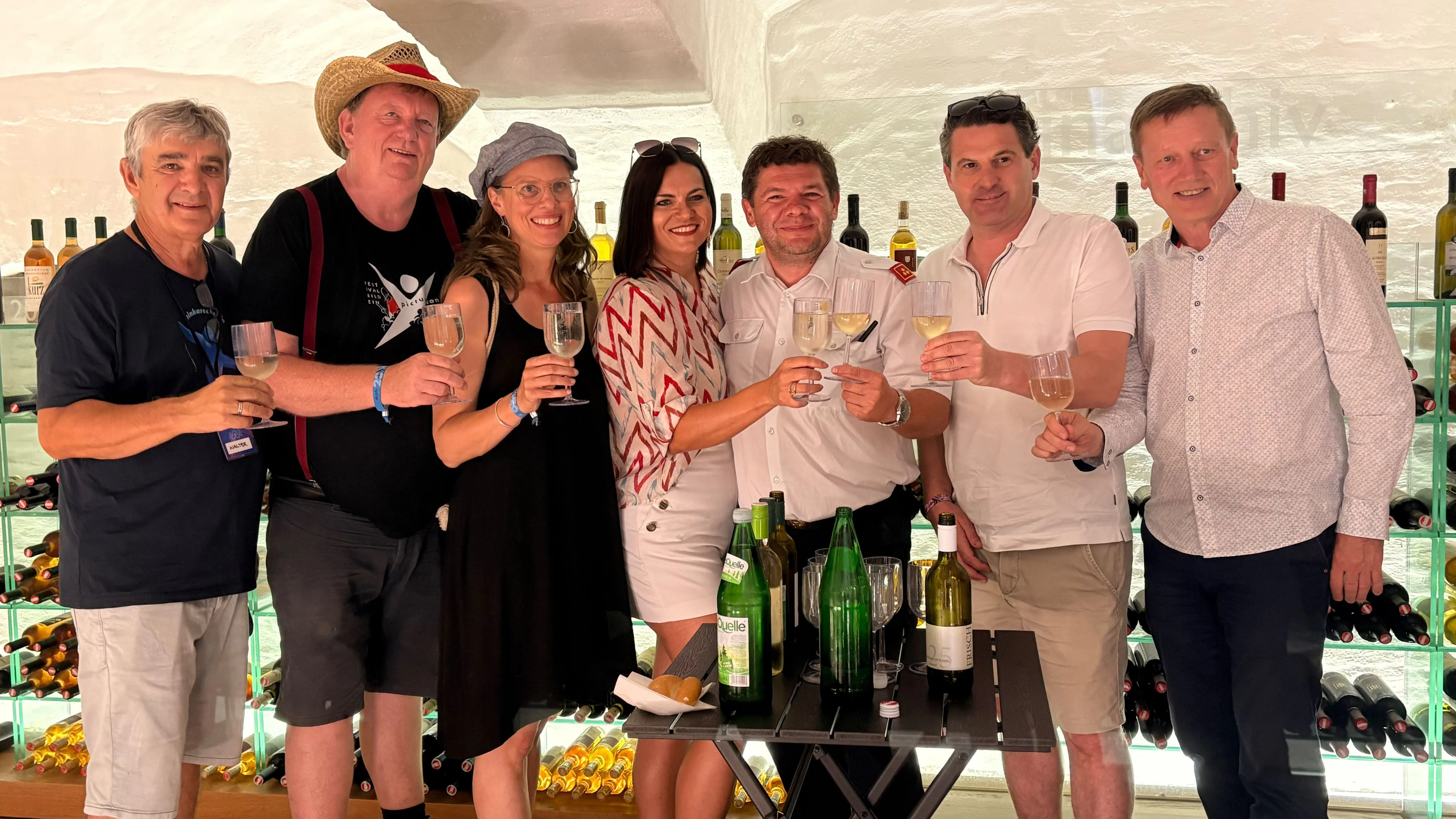 Abkühlen im Keller des Weinarchives Bildein: Walter Temmel, Kulturmanager Horst Horvath, LH-Stv.in Anja Haider-Wallner, LTPin Astrid Eisenkopf, Bgm. Emmerich Zax, NR Christoph Zarits und Strems Bürgermeister Bernhard Deutsch