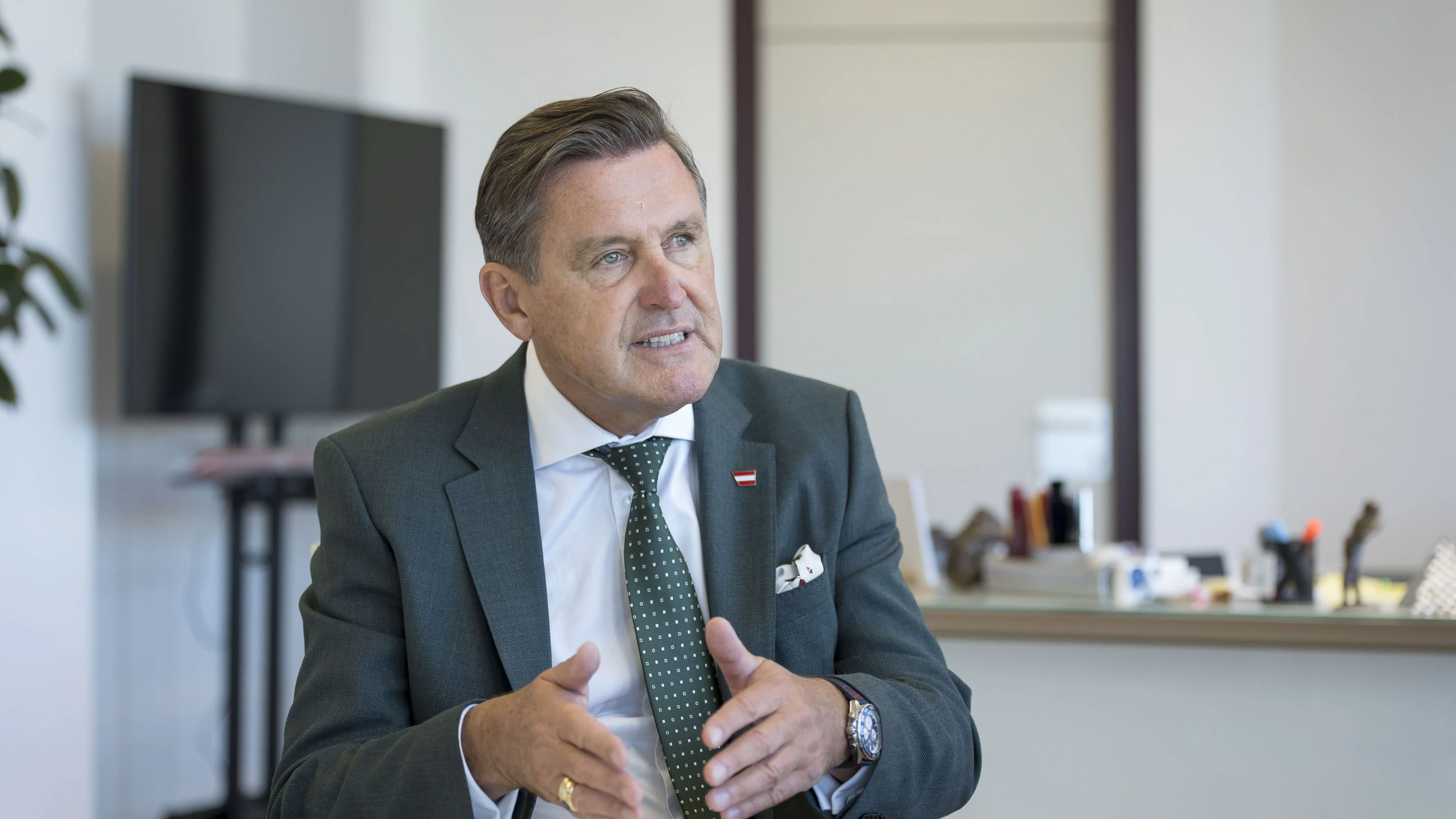Ab 1. Oktober gehören E-Mopeds&nbsp; auf die Straße und nicht mehr auf den Radweg, erklärt Minister Peter Hanke (SPÖ).