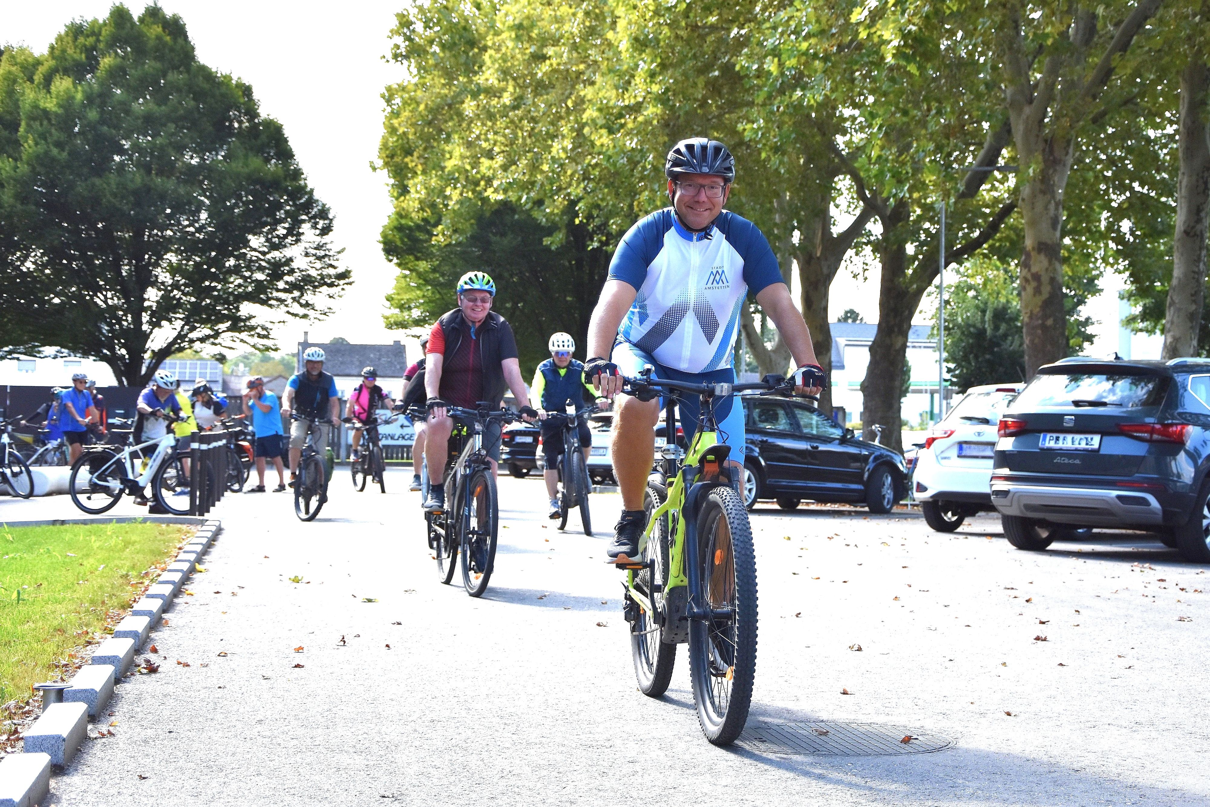 Bürgermeister Christian Haberhauer mit Teilnehmern der E-Bike Tour 2025.