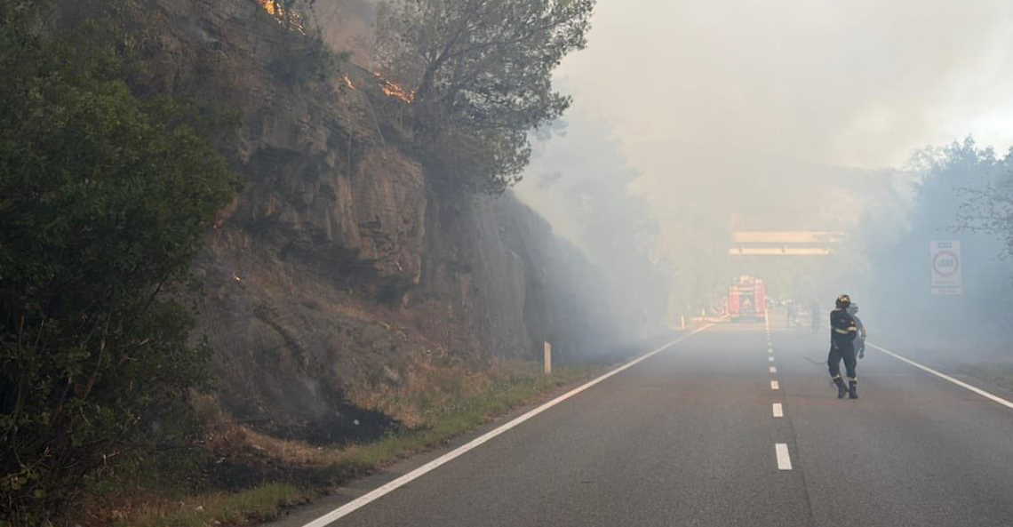 Die italienische Feuerwehr steht im Dauereinsatz.