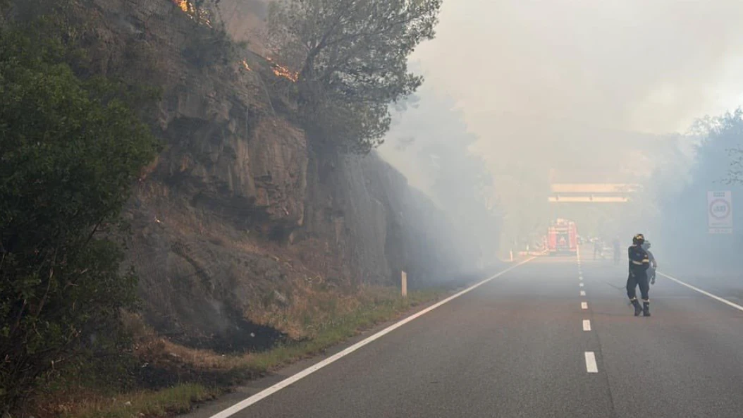 Heute.at - Feuer-Hölle in Urlaubsort! Autobahn A4 teils gesperrt
